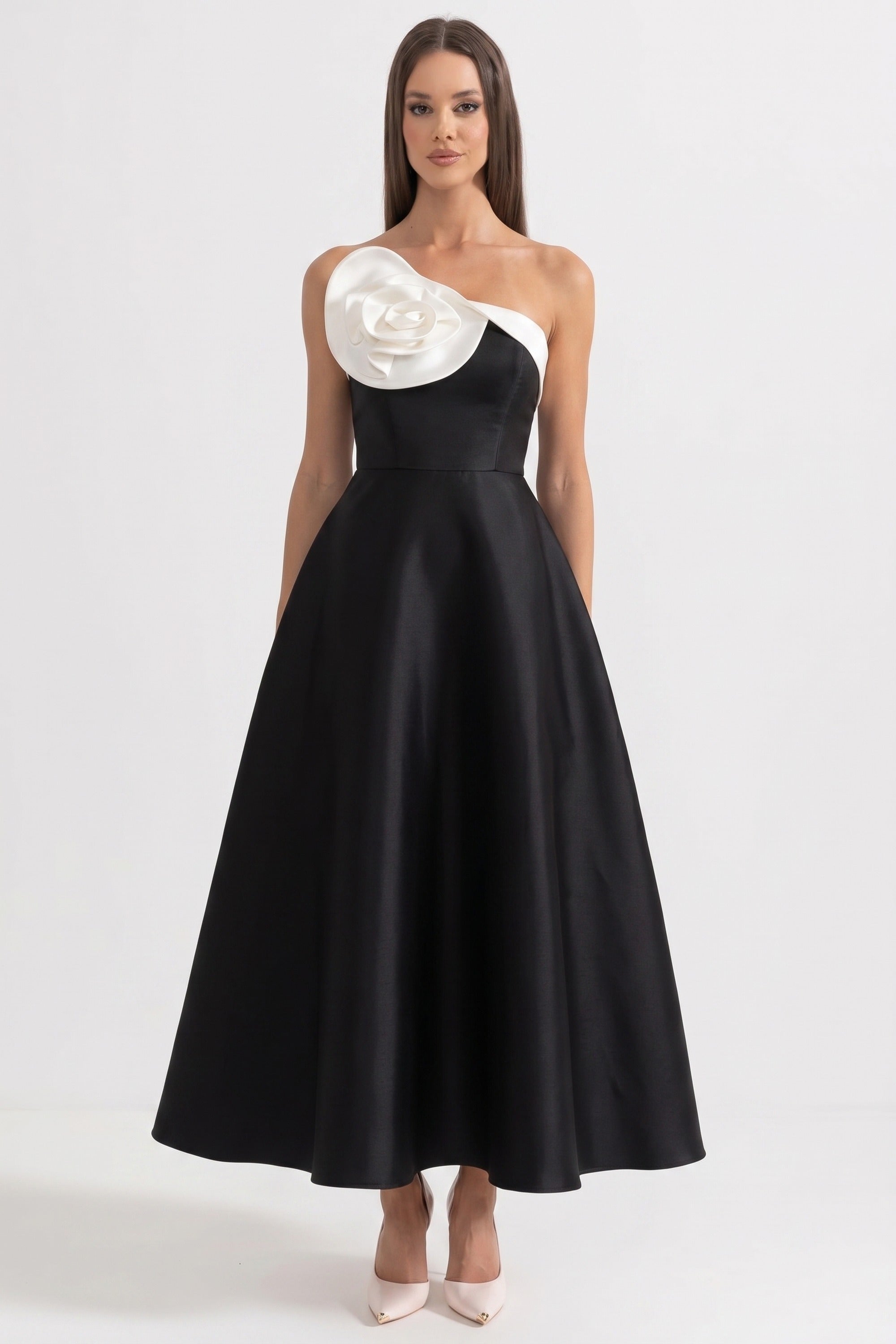 Abito da sera monospalla con rosa 3D oversize e gonna ampia - Nero