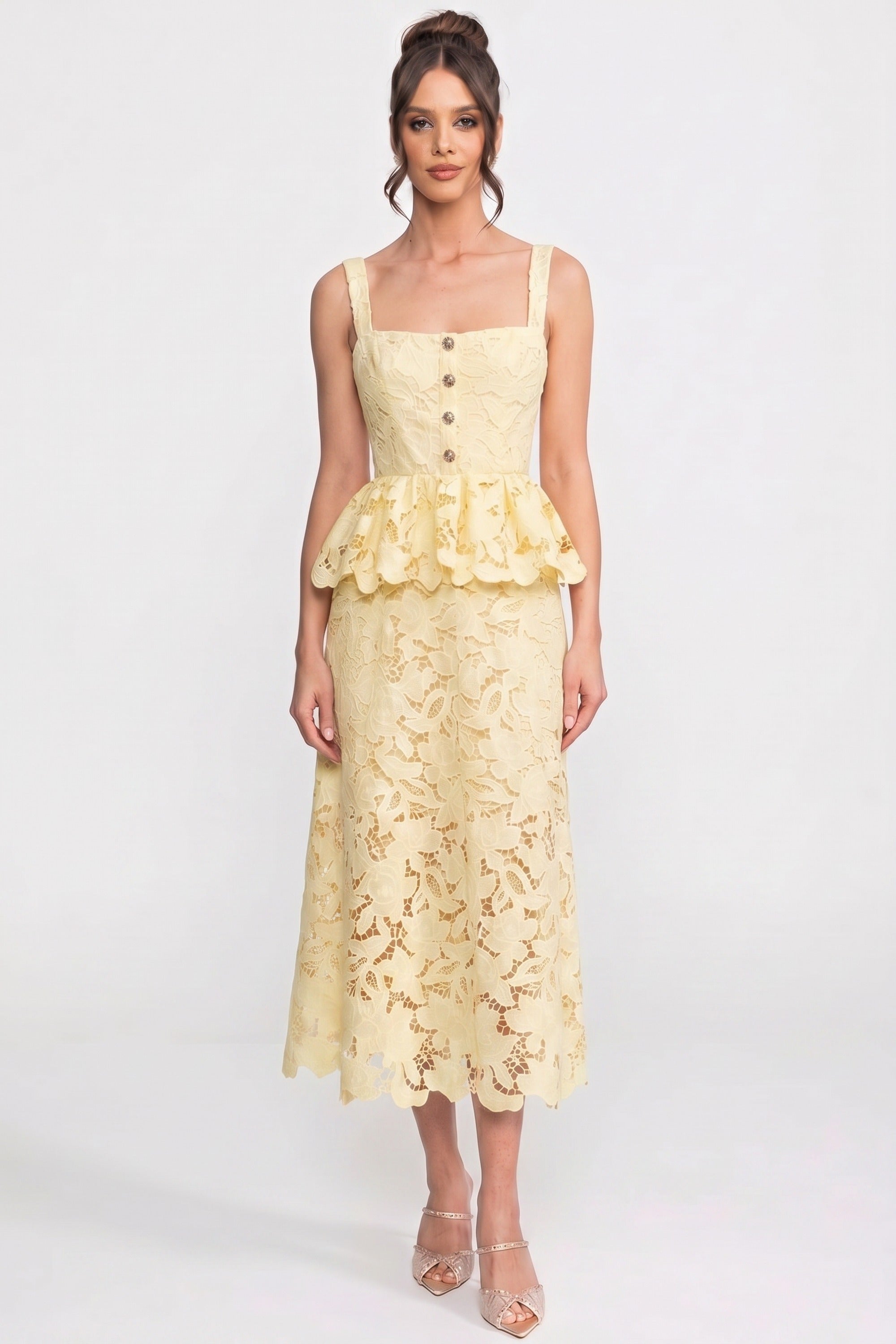 Abito senza maniche in pizzo con peplum, gonna midi e bottoni dorati - Giallo