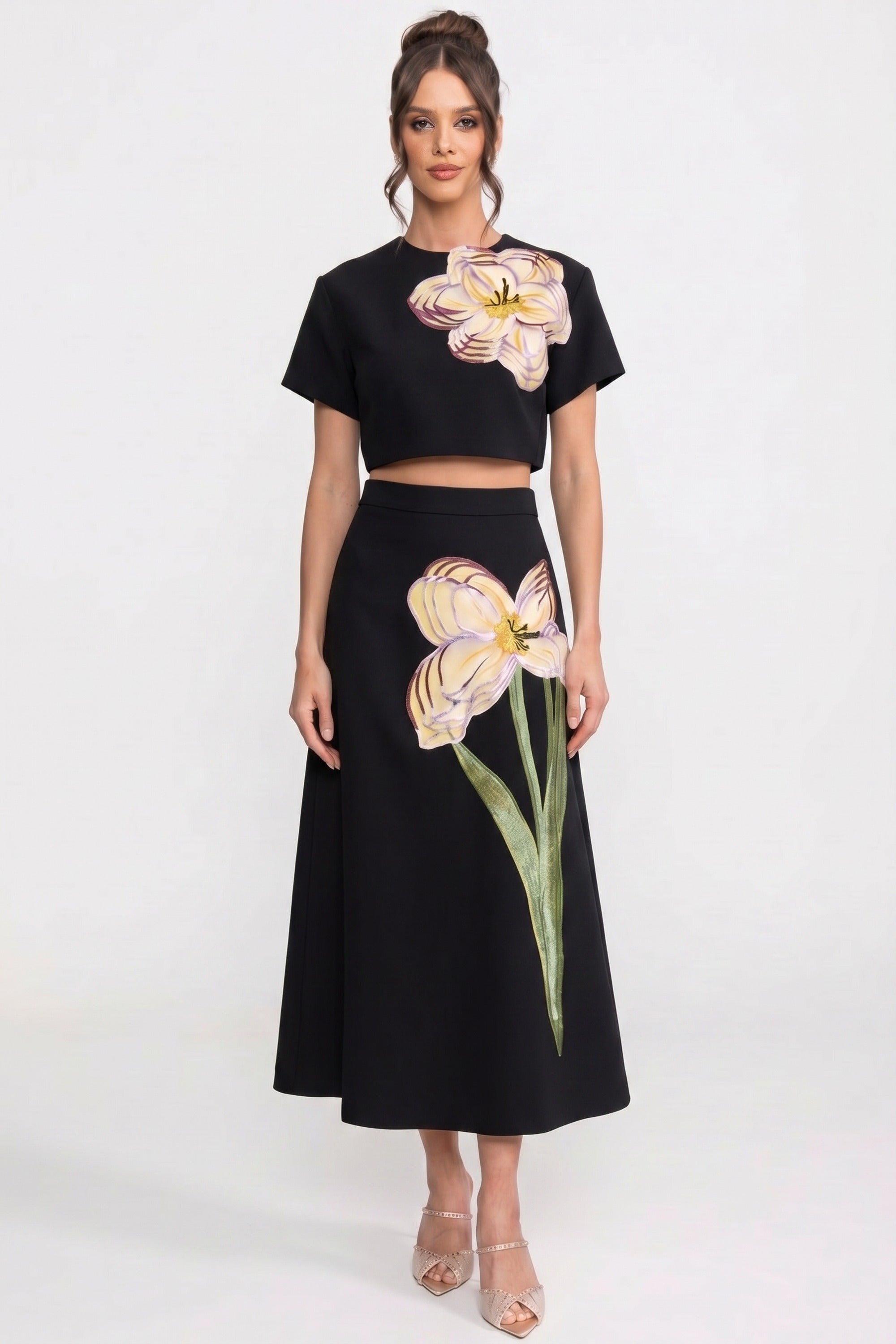 Completo coordinato con stampa floreale, maniche corte, crop top e gonna maxi - Bianco