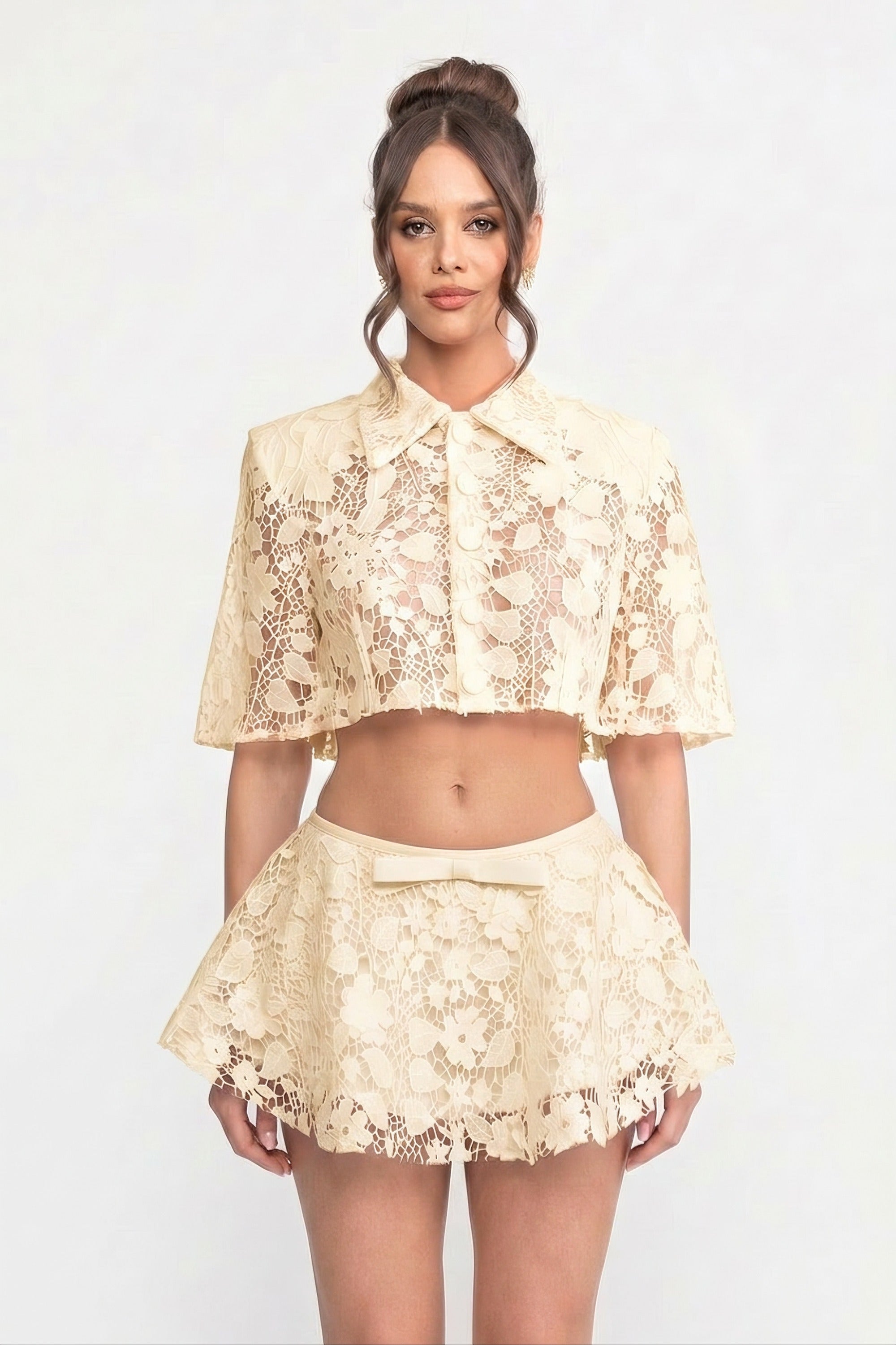 Coordinato in pizzo con mantella con bottoni e minigonna con fiocco - Bianco