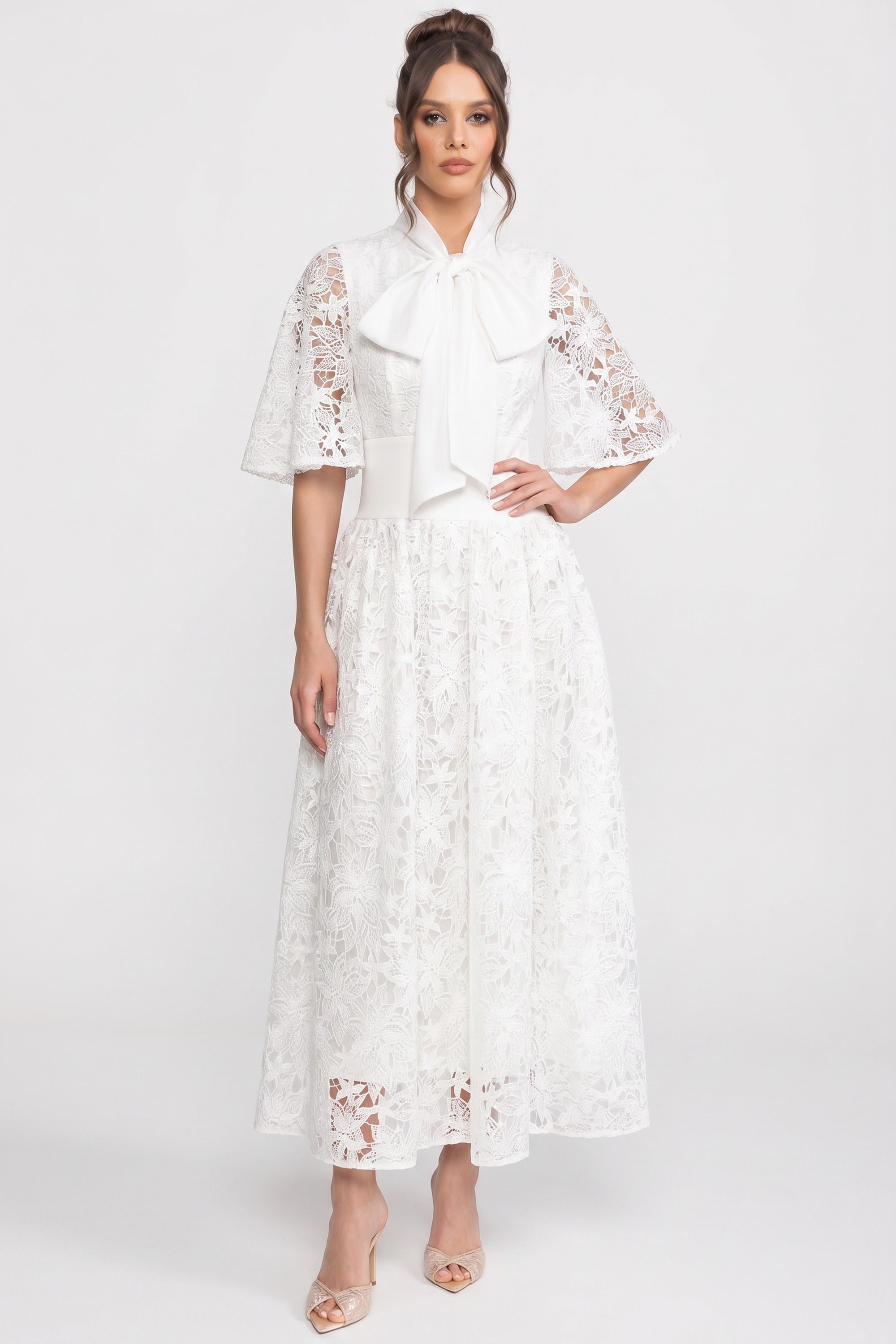 Abito Maxi in Pizzo Floreale a Maniche Corte con Dettaglio Fiocco 3D - Bianco