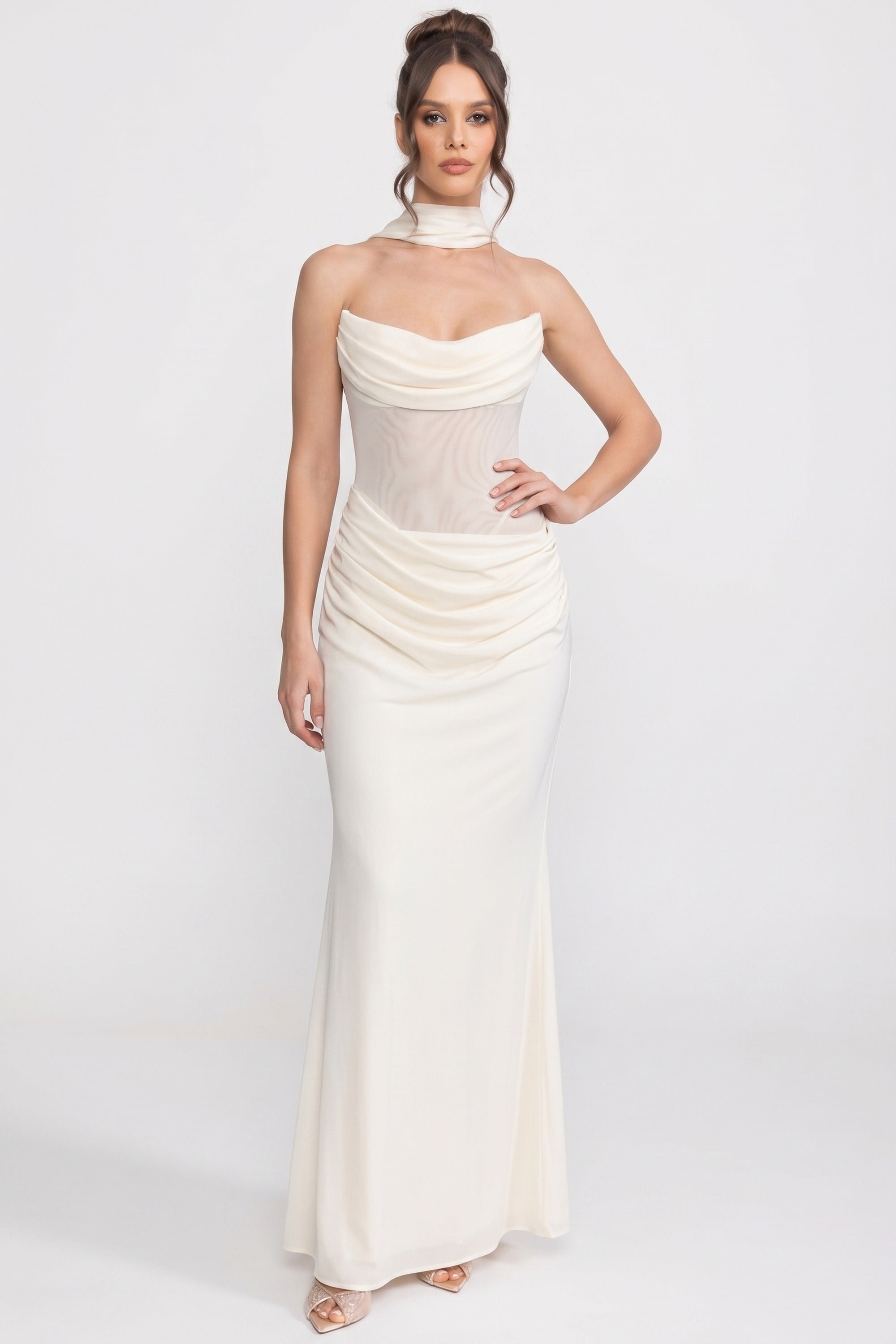 Abito lungo drappeggiato senza spalline con scollo a cascata e foulard trasparente - Bianco