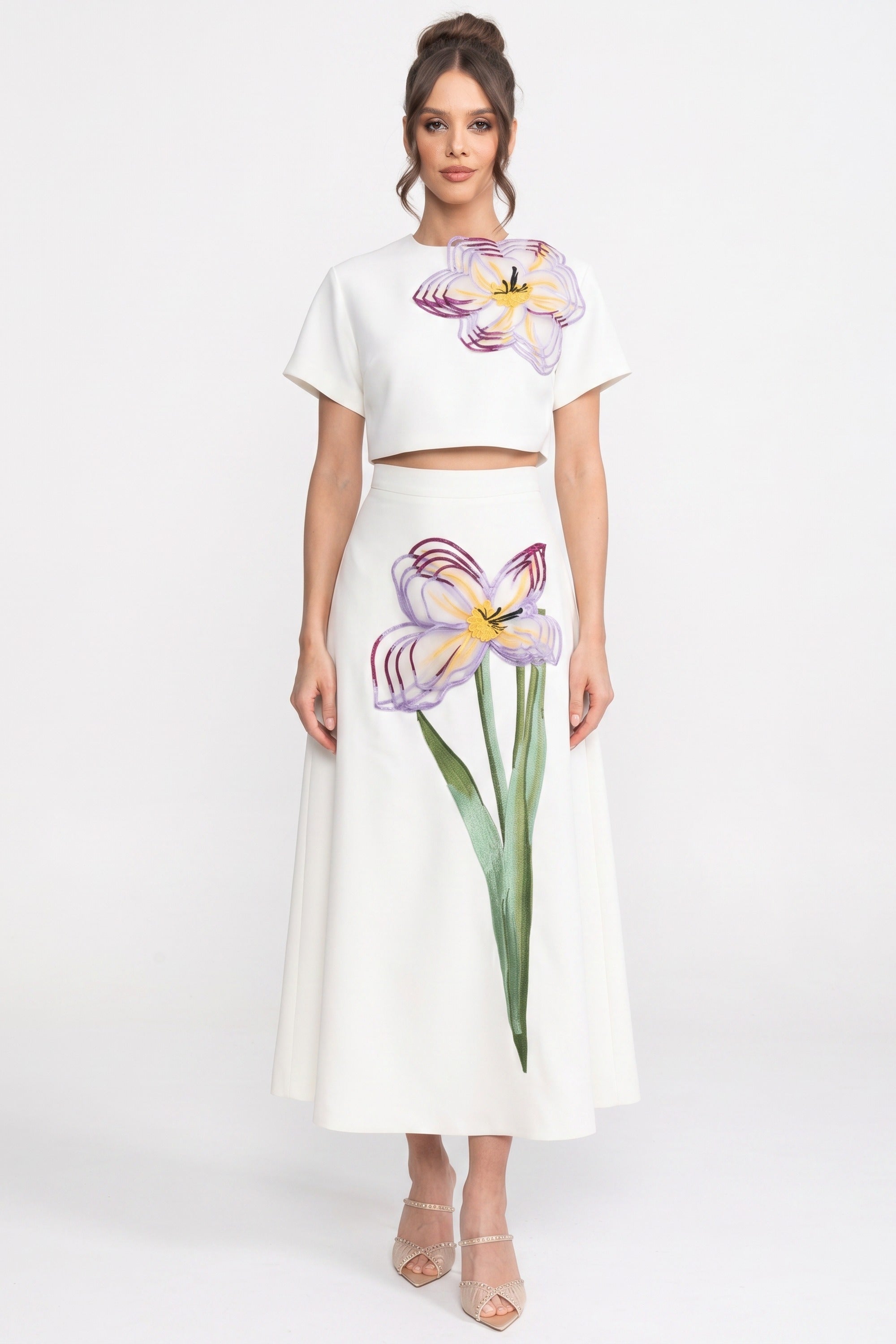 Set coordinato a stampa floreale a maniche corte con crop top e gonna lunga - Bianco