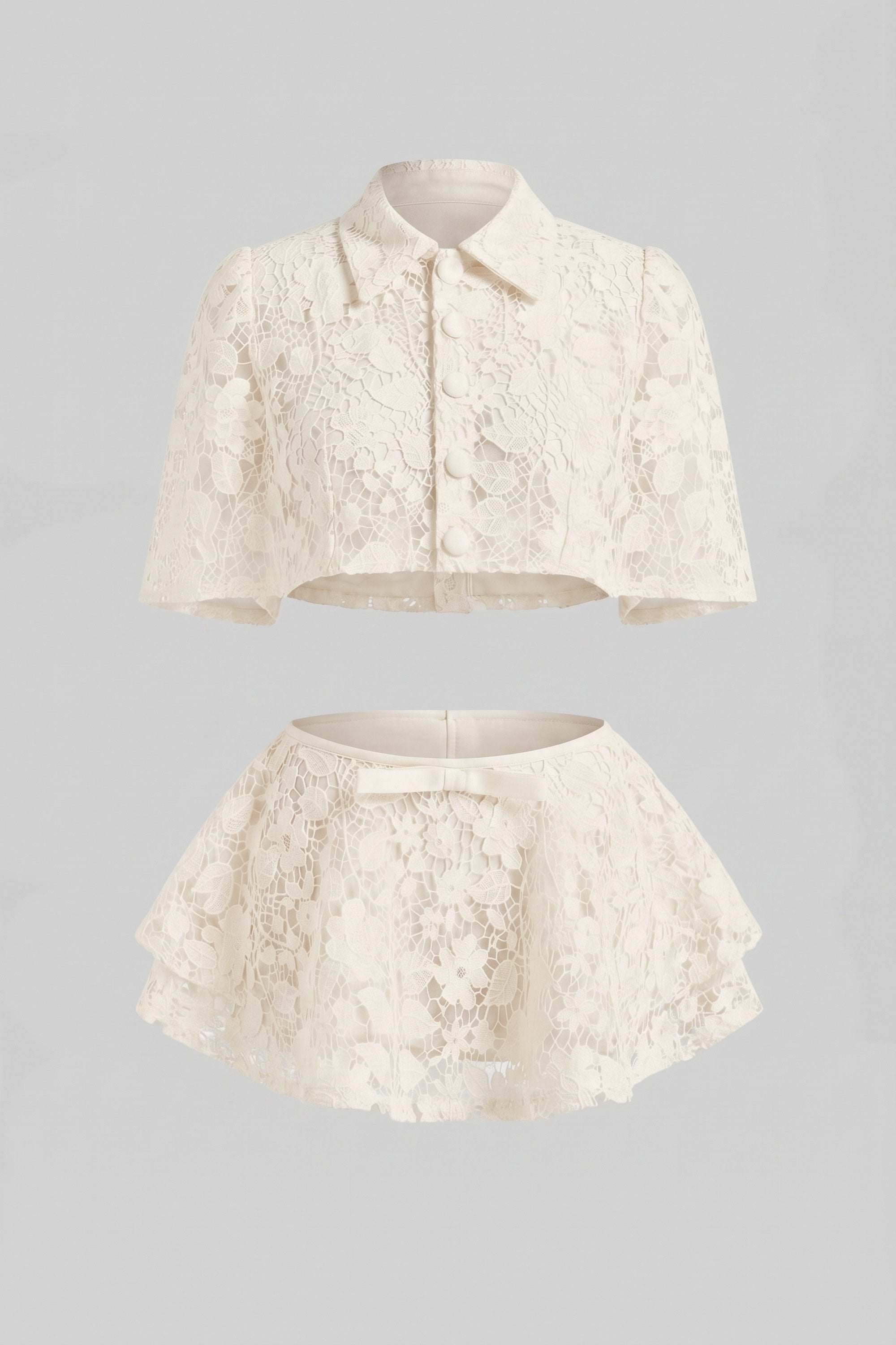 Coordinato in pizzo con mantella con bottoni e minigonna con fiocco - Bianco