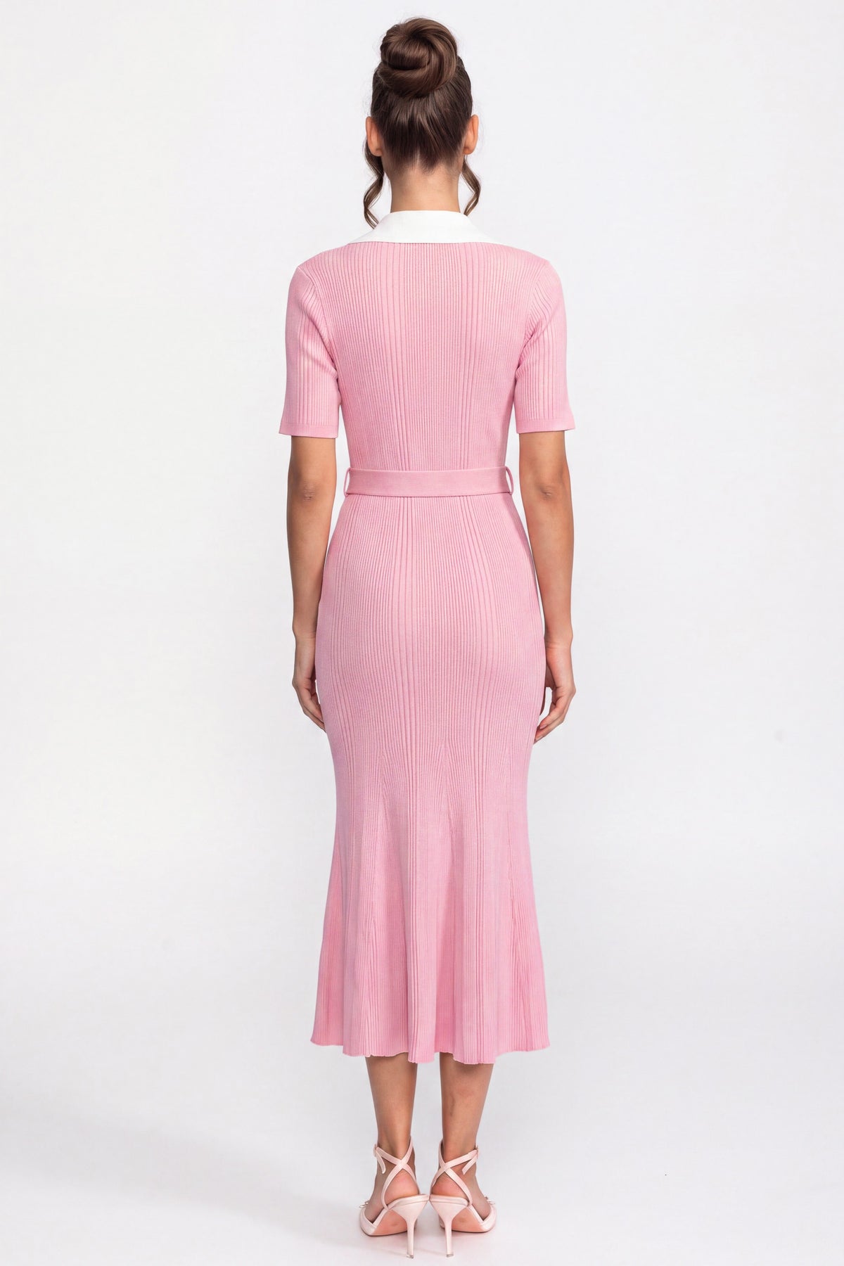 Abito midi in maglia a coste con colletto bianco e cintura di perle - Rosa