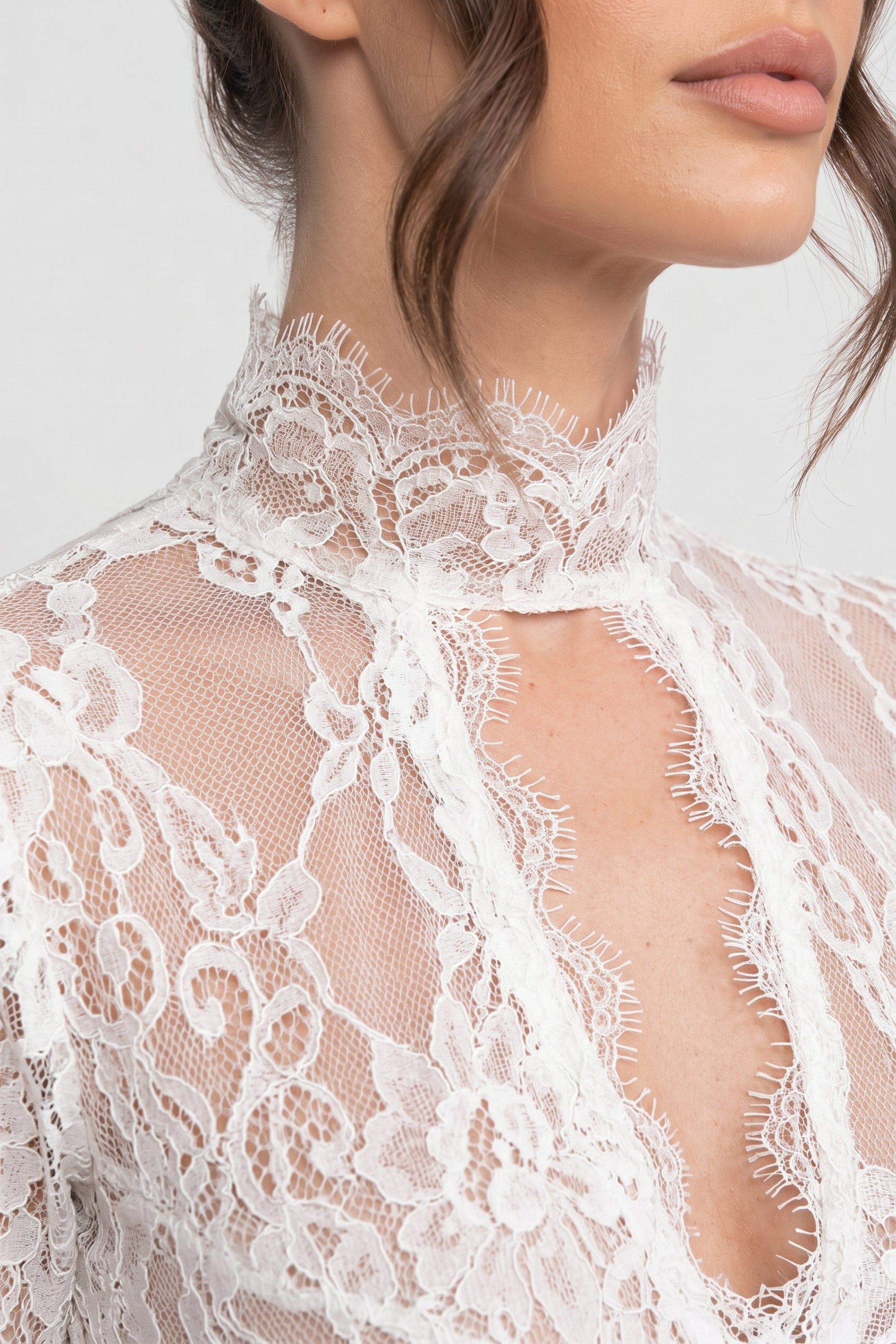 Elegante abito in pizzo con collo alto, cut-out frontale e spacco - bianco