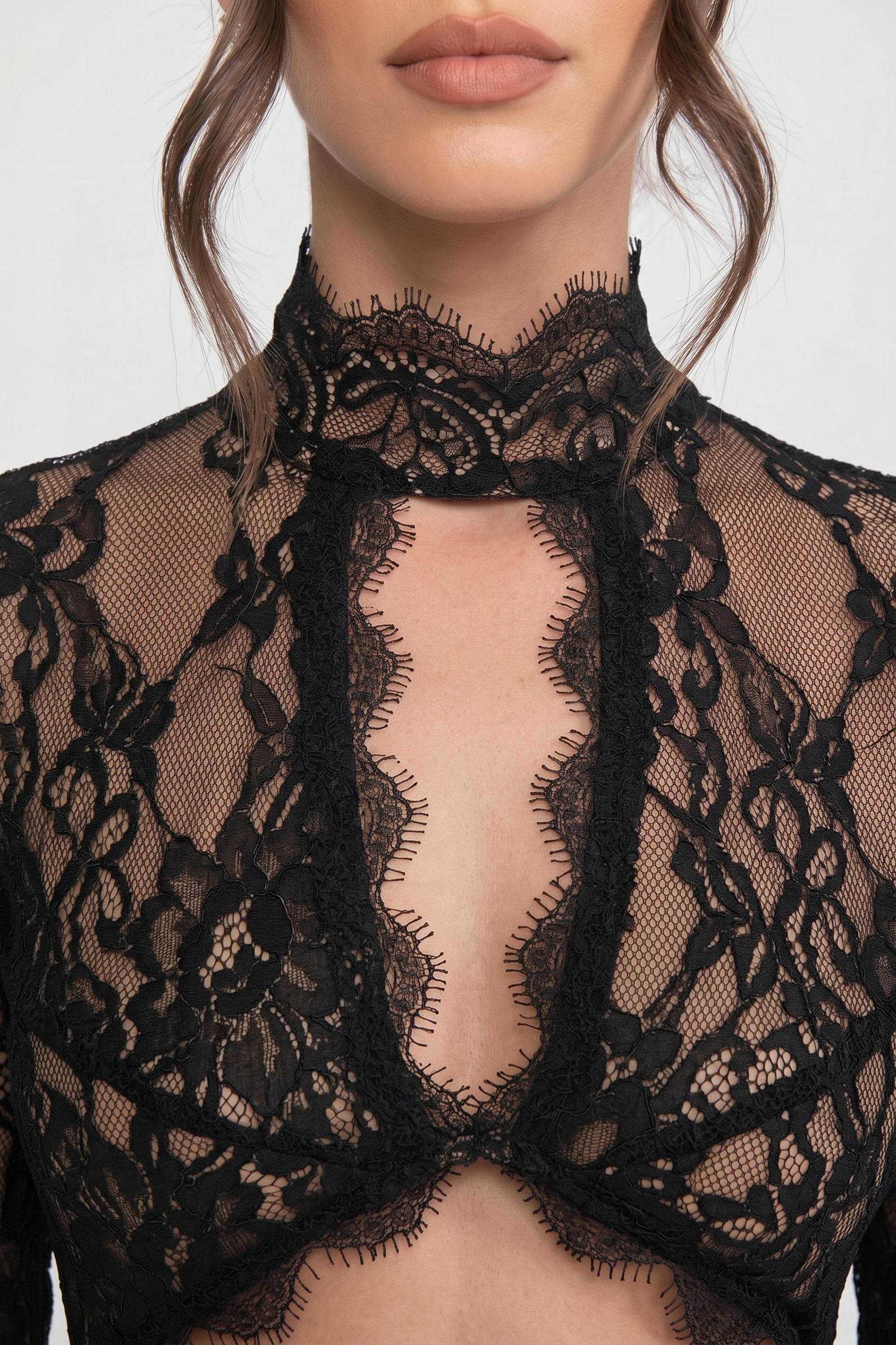 Elegante abito in pizzo con collo alto, cut-out frontale e spacco - Nero