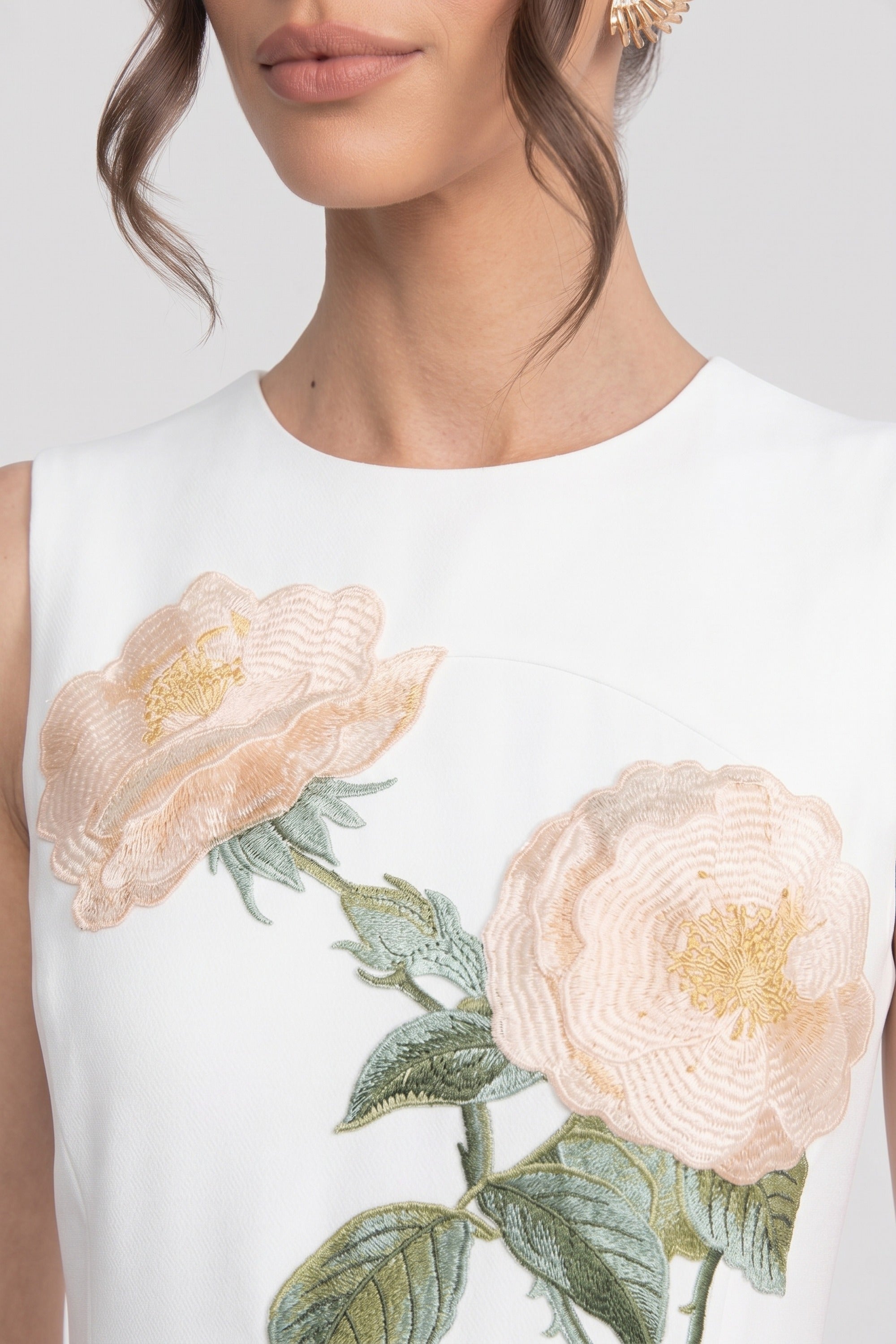Abito midi senza maniche con applicazione floreale 3D e gonna ampia - White