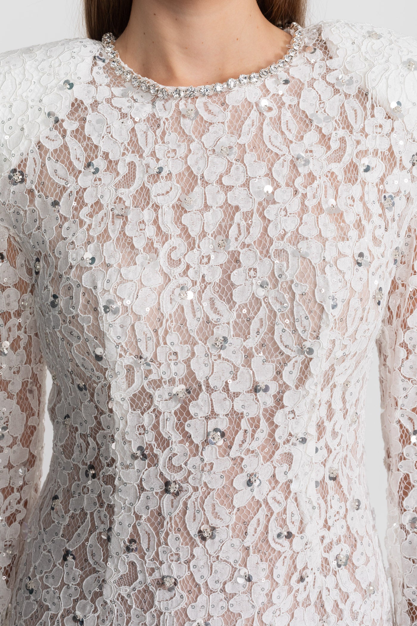 Mini abito in pizzo con paillettes e spalle strutturate – Bianco