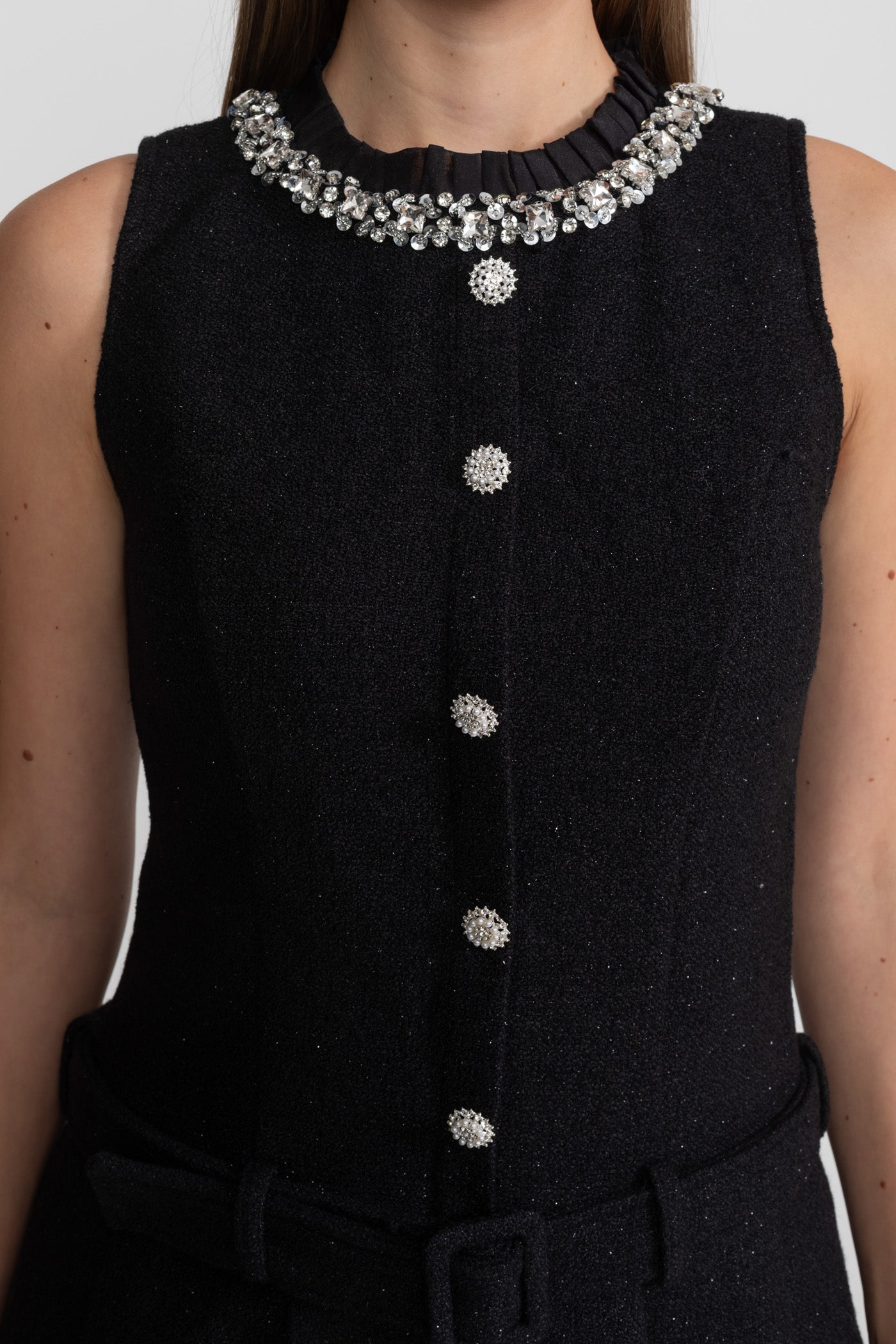 Miniabito in tweed nero impreziosito da cristalli con cintura