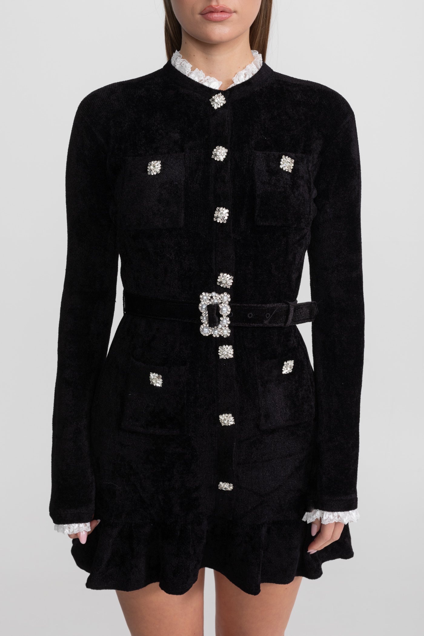 Mini abito in maglia con bottoni in cristallo e cintura coordinata – Nero