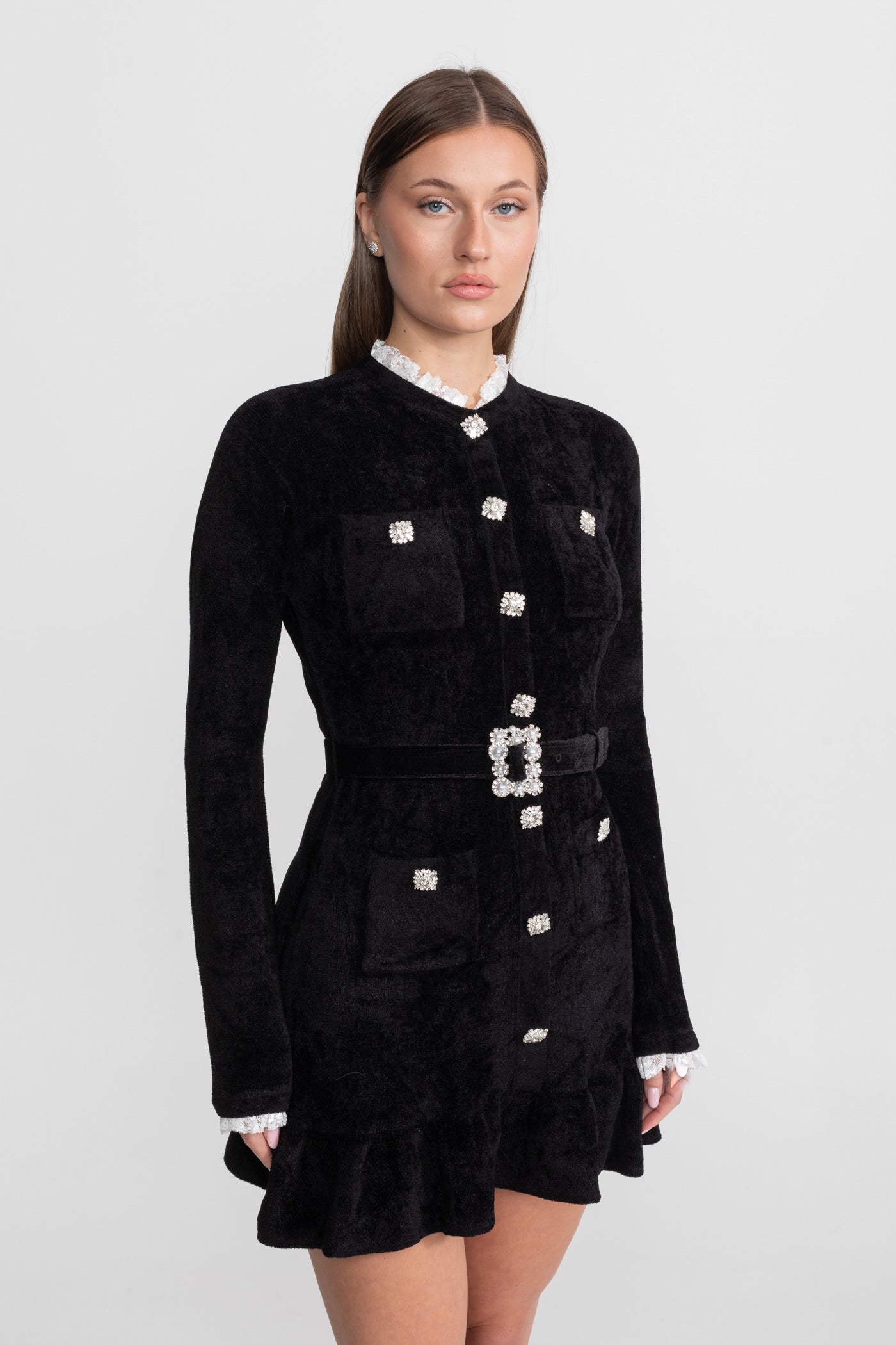 Mini abito in maglia con bottoni in cristallo e cintura coordinata – Nero