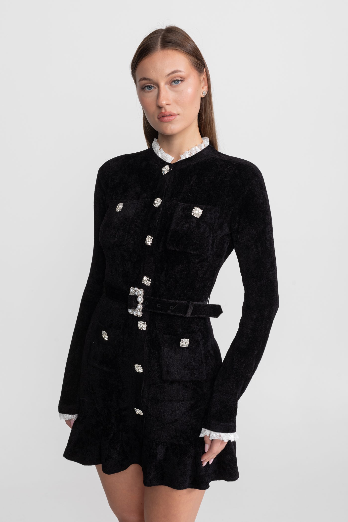 Mini abito in maglia con bottoni in cristallo e cintura coordinata – Nero