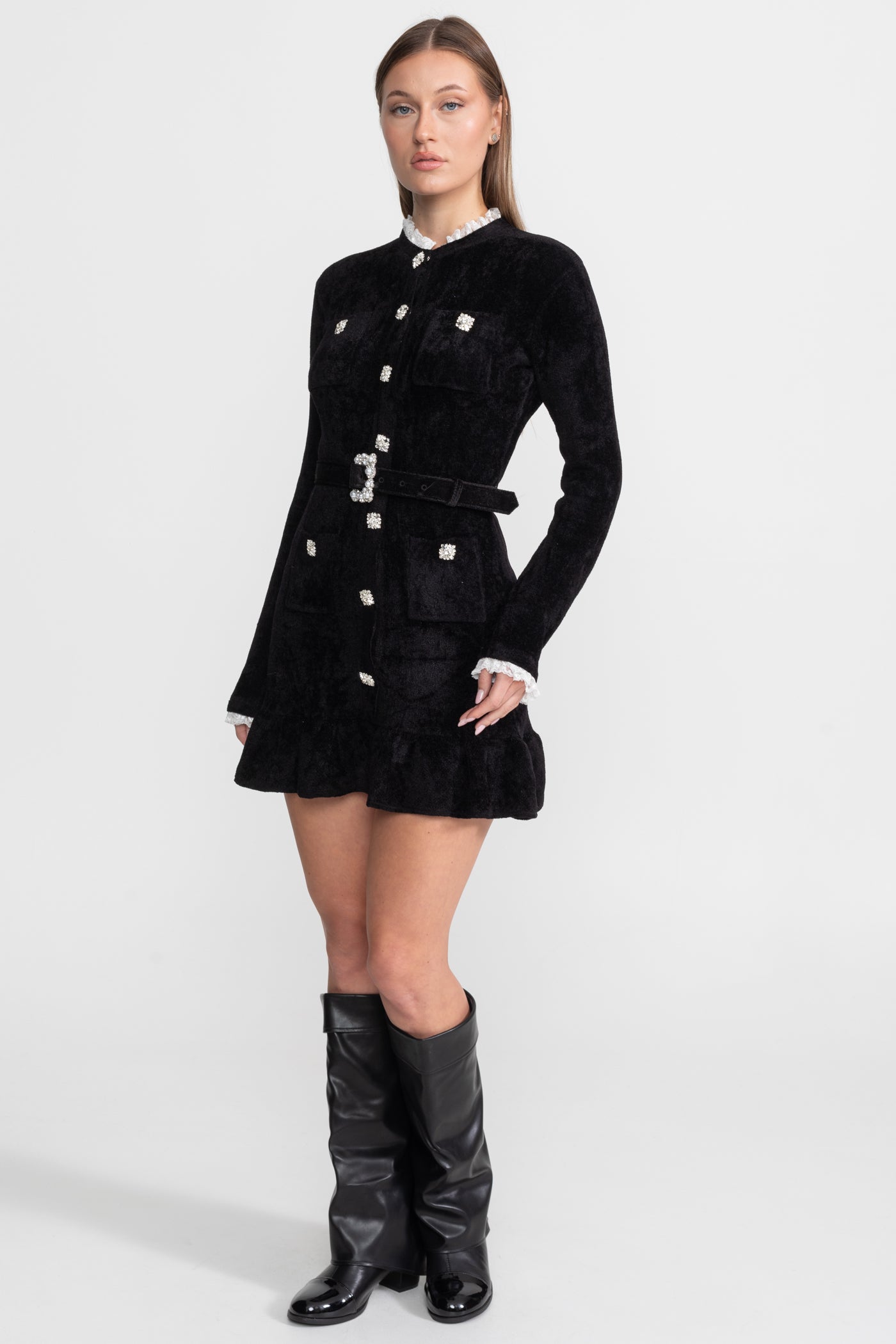 Mini abito in maglia con bottoni in cristallo e cintura coordinata – Nero