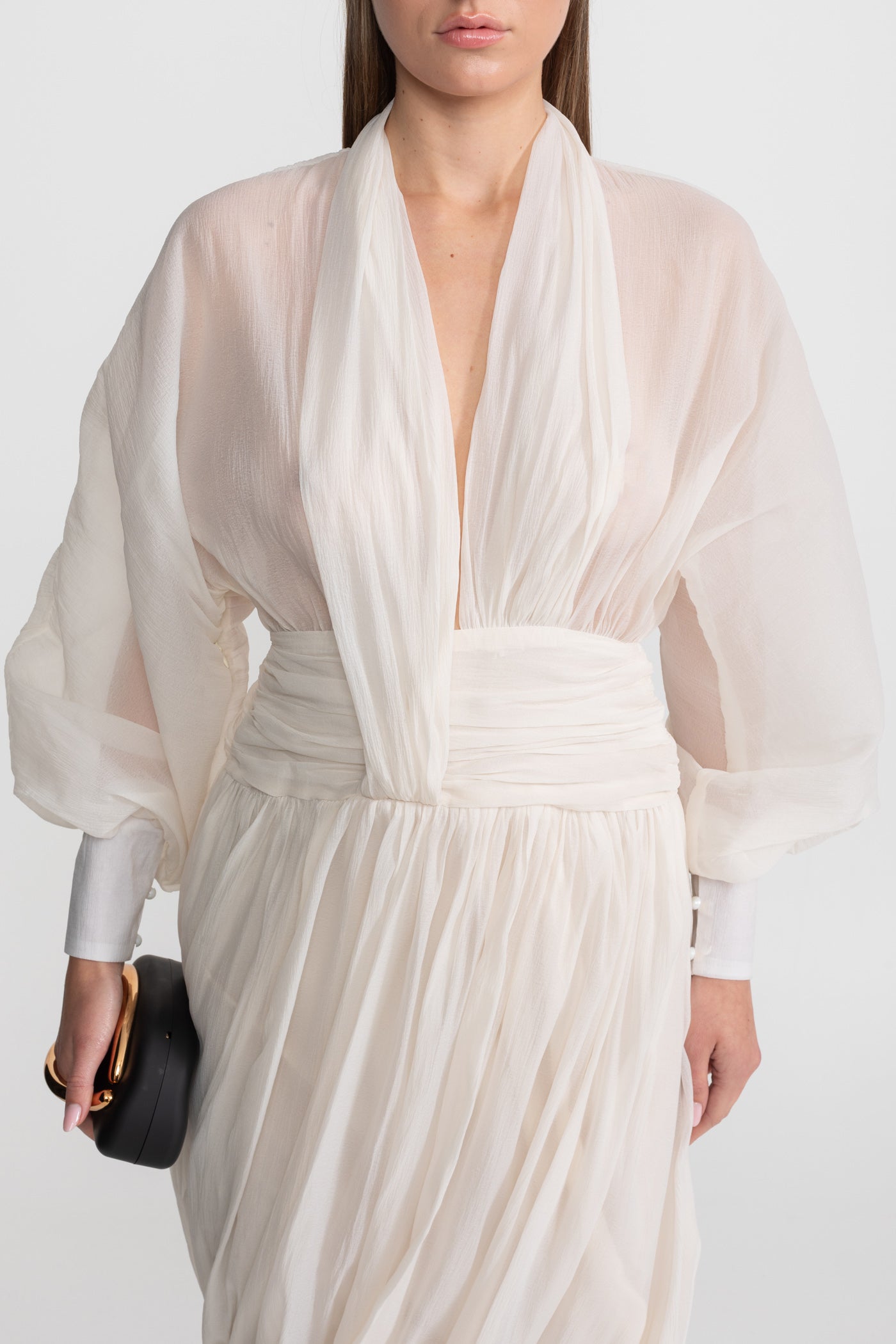 Abito lungo drappeggiato in chiffon con maniche a vescovo lunghe – Ivoire