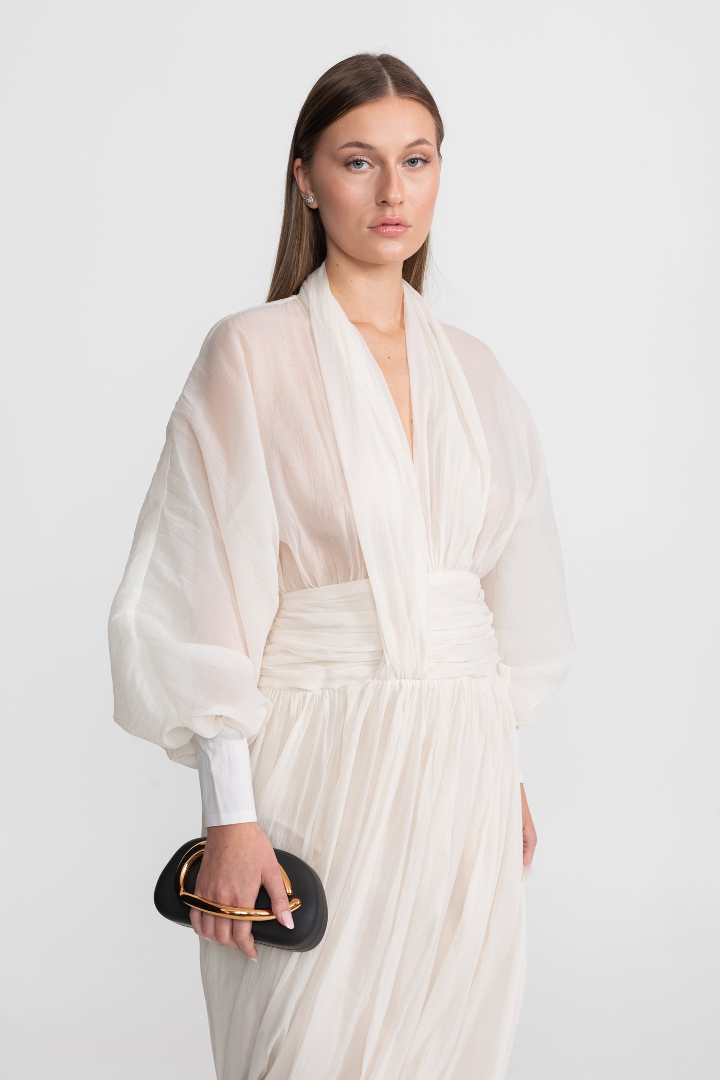 Abito lungo drappeggiato in chiffon con maniche a vescovo lunghe – Ivoire