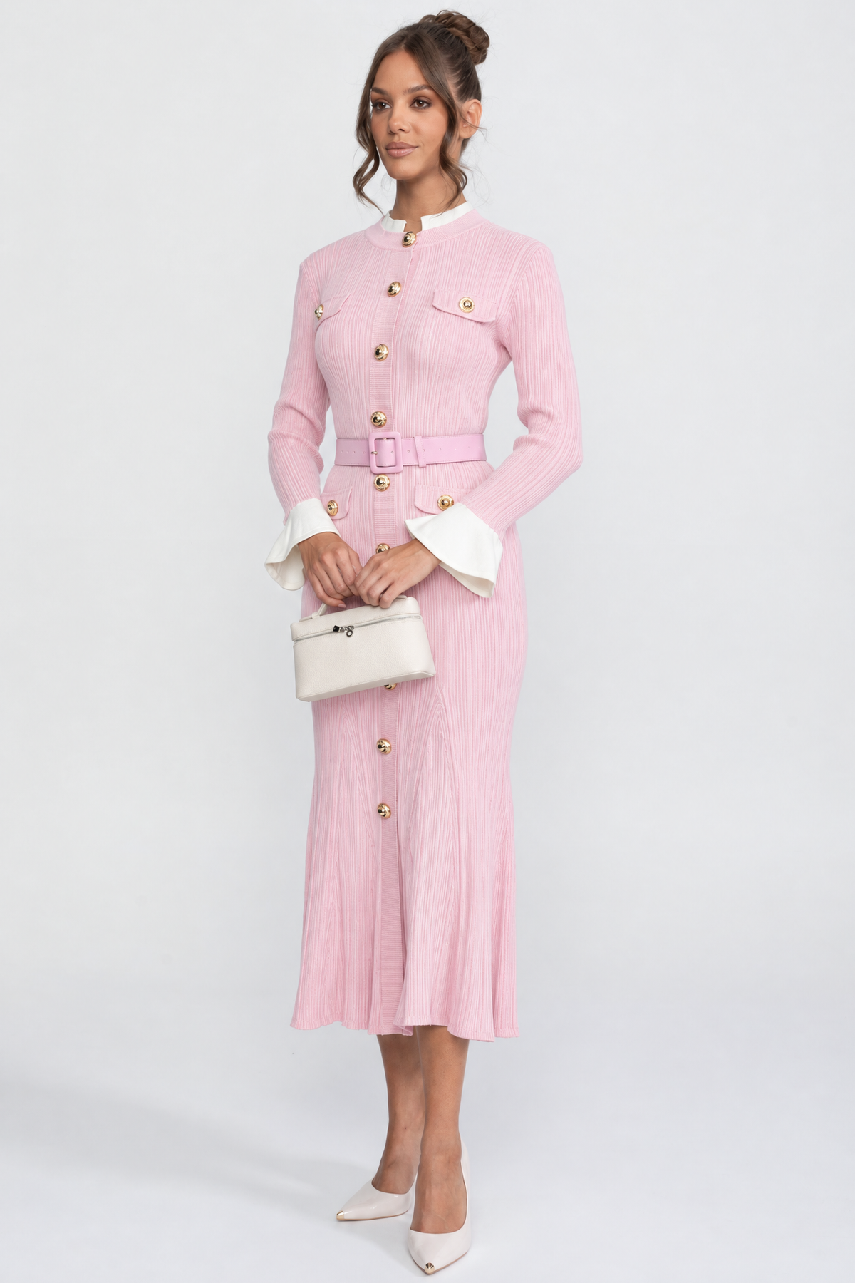 Abito midi in maglia a coste con cintura, polsini e colletto bianchi - rosa