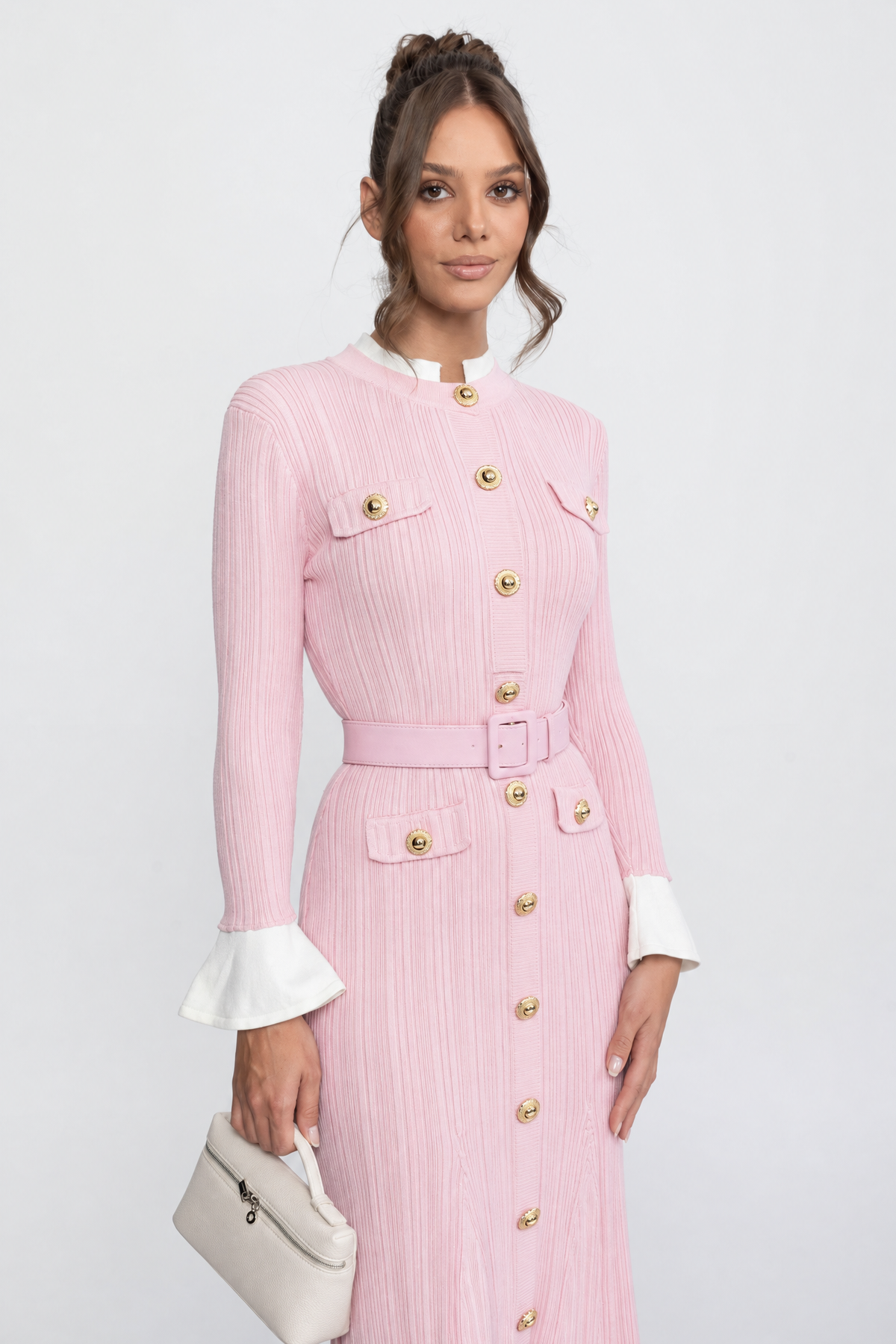 Abito midi in maglia a coste con cintura, polsini e colletto bianchi - rosa