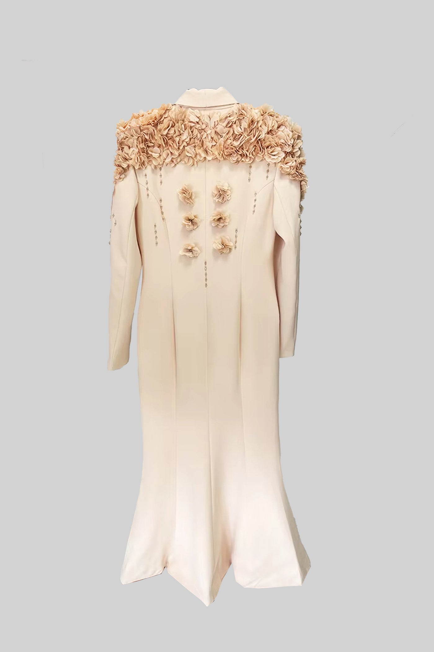 Blazer lungo con dettagli floreali 3D a contrasto sulle spalle e sulla schiena - Peach