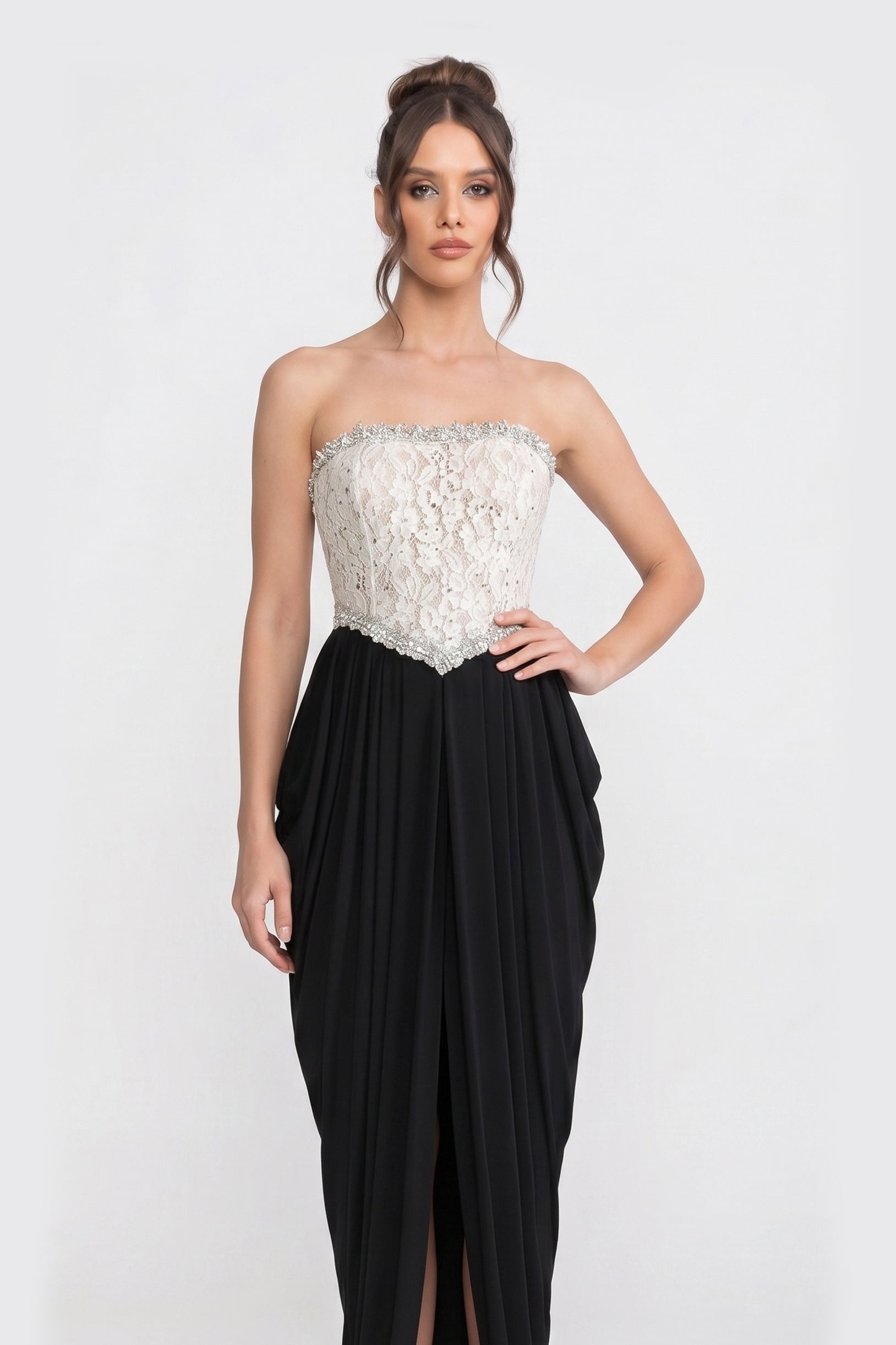 Abito senza spalline con corpino corsetto floreale 3D e gonna drappeggiata nera - White+Black