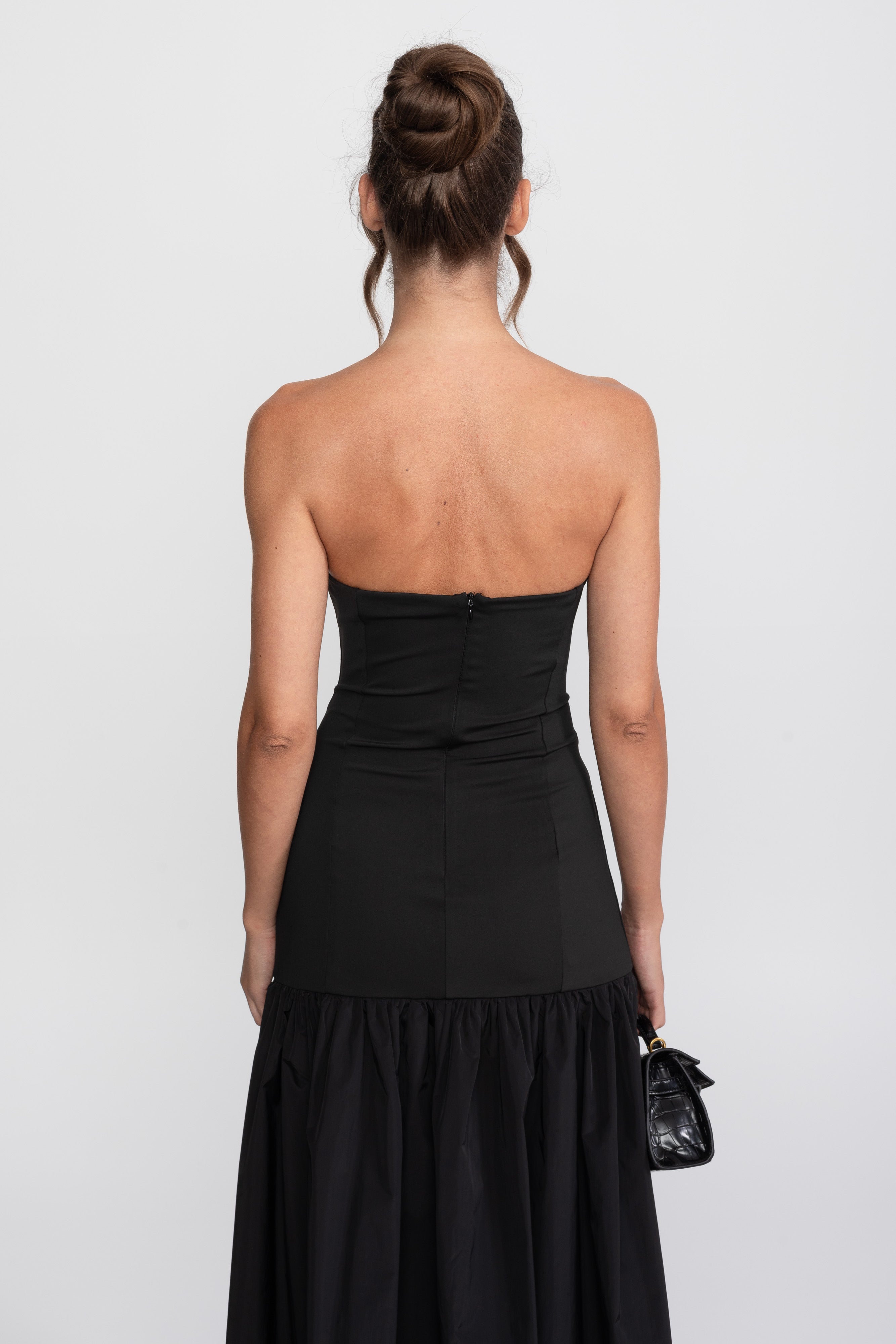 Abito lungo con scollo a cuore e cutout, vita bassa e gonna arricciata - Nero