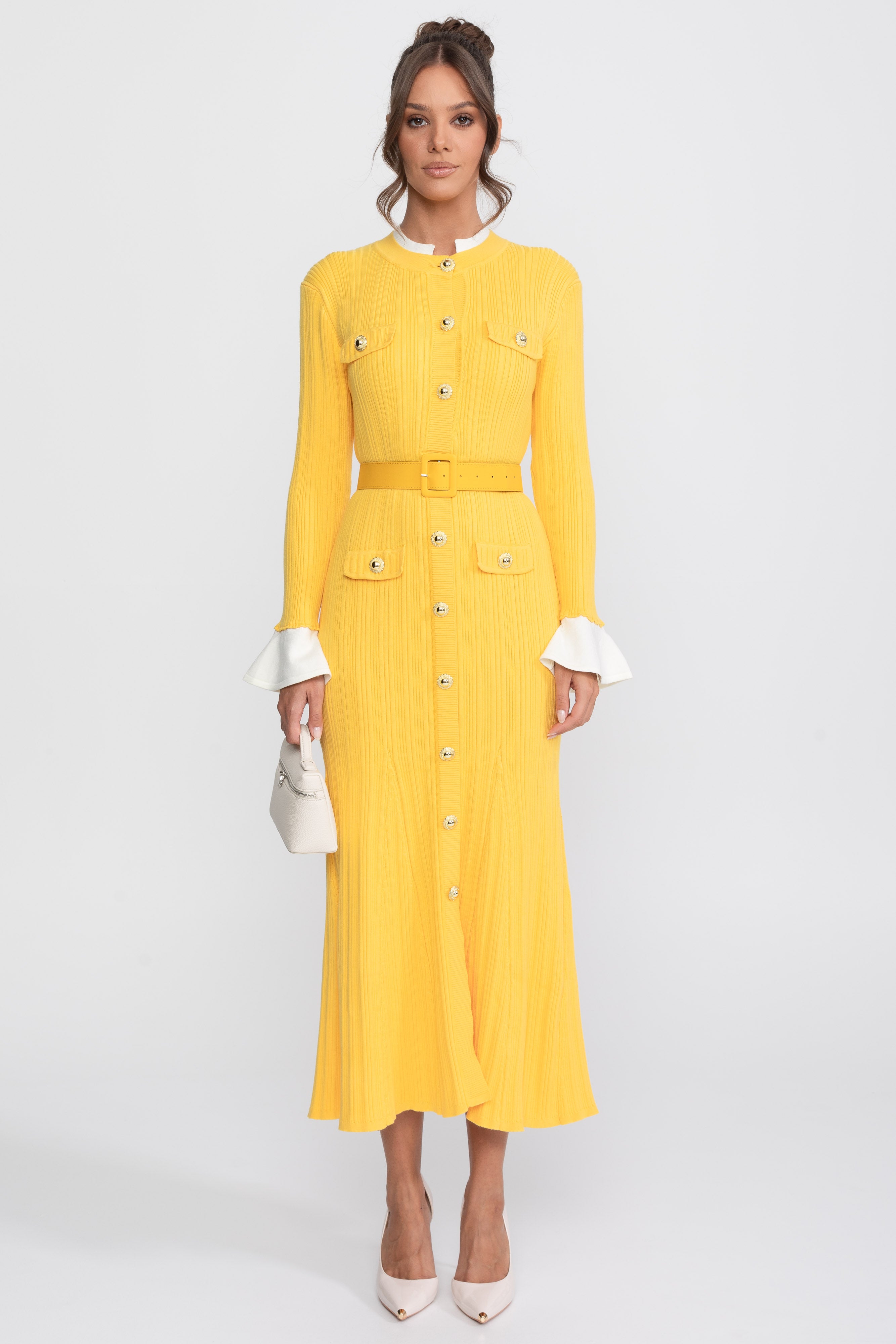 Abito Midi in Maglia a Coste con Cintura, Polsini e Colletto Bianchi - Giallo