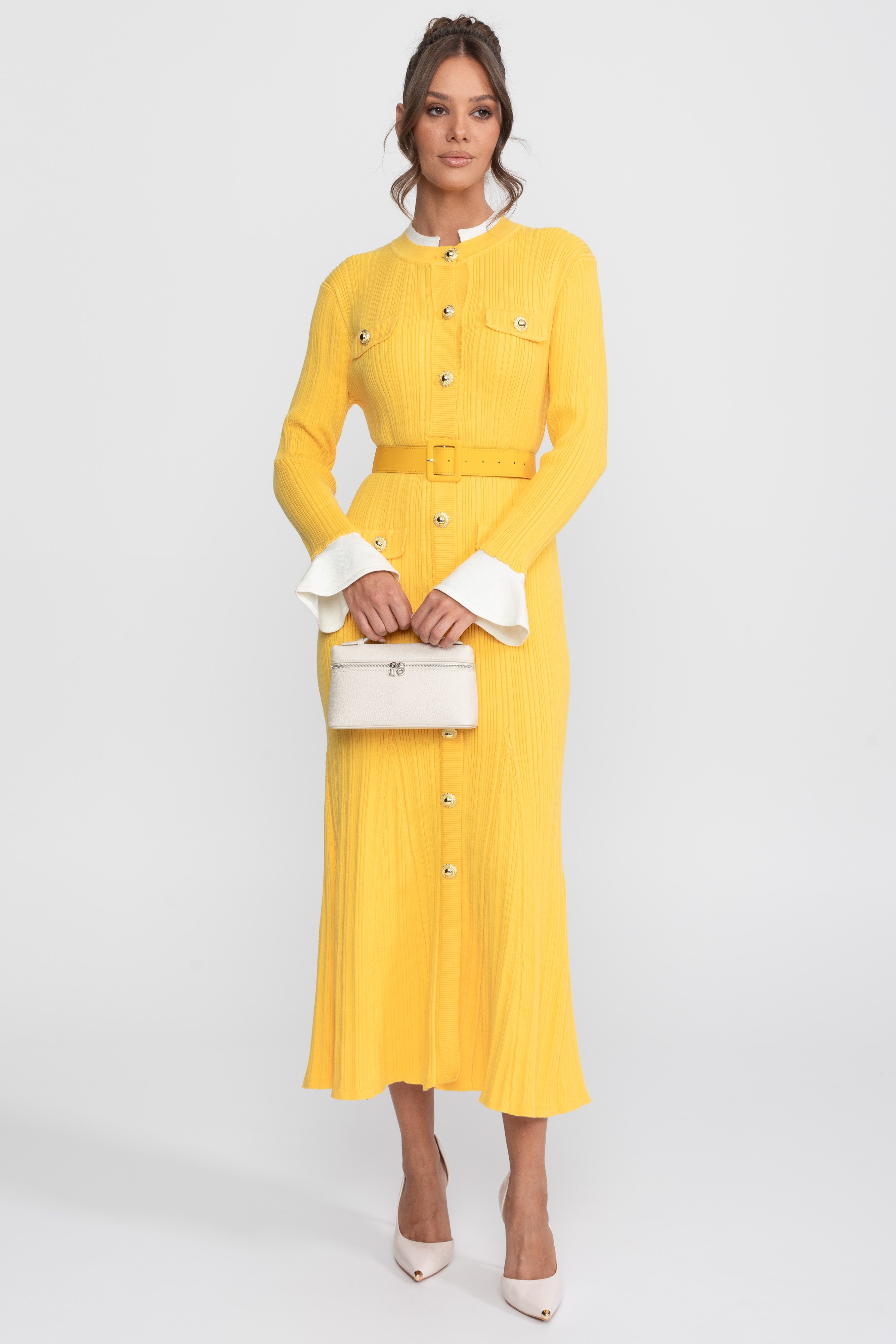 Abito Midi in Maglia a Coste con Cintura, Polsini e Colletto Bianchi - Giallo