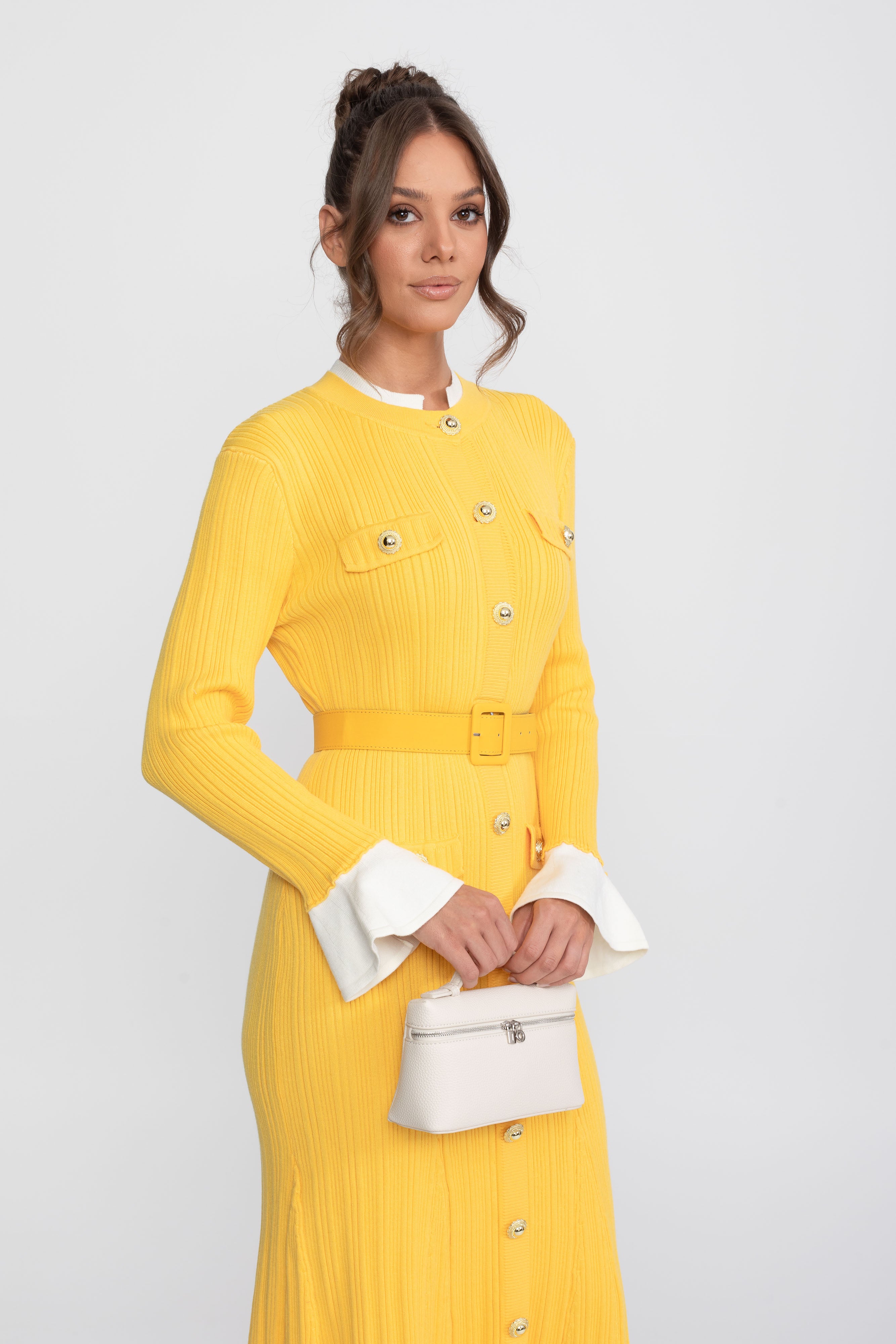 Abito Midi in Maglia a Coste con Cintura, Polsini e Colletto Bianchi - Giallo