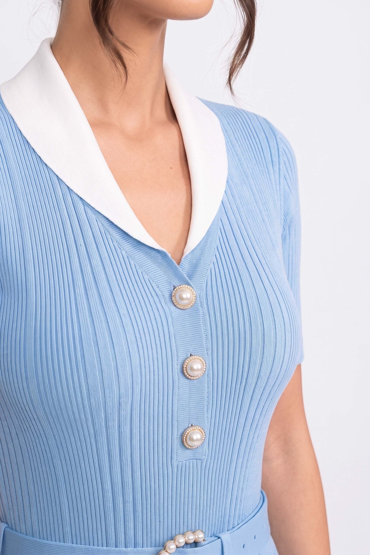 Abito midi in maglia a coste con colletto bianco e cintura di perle - light blue