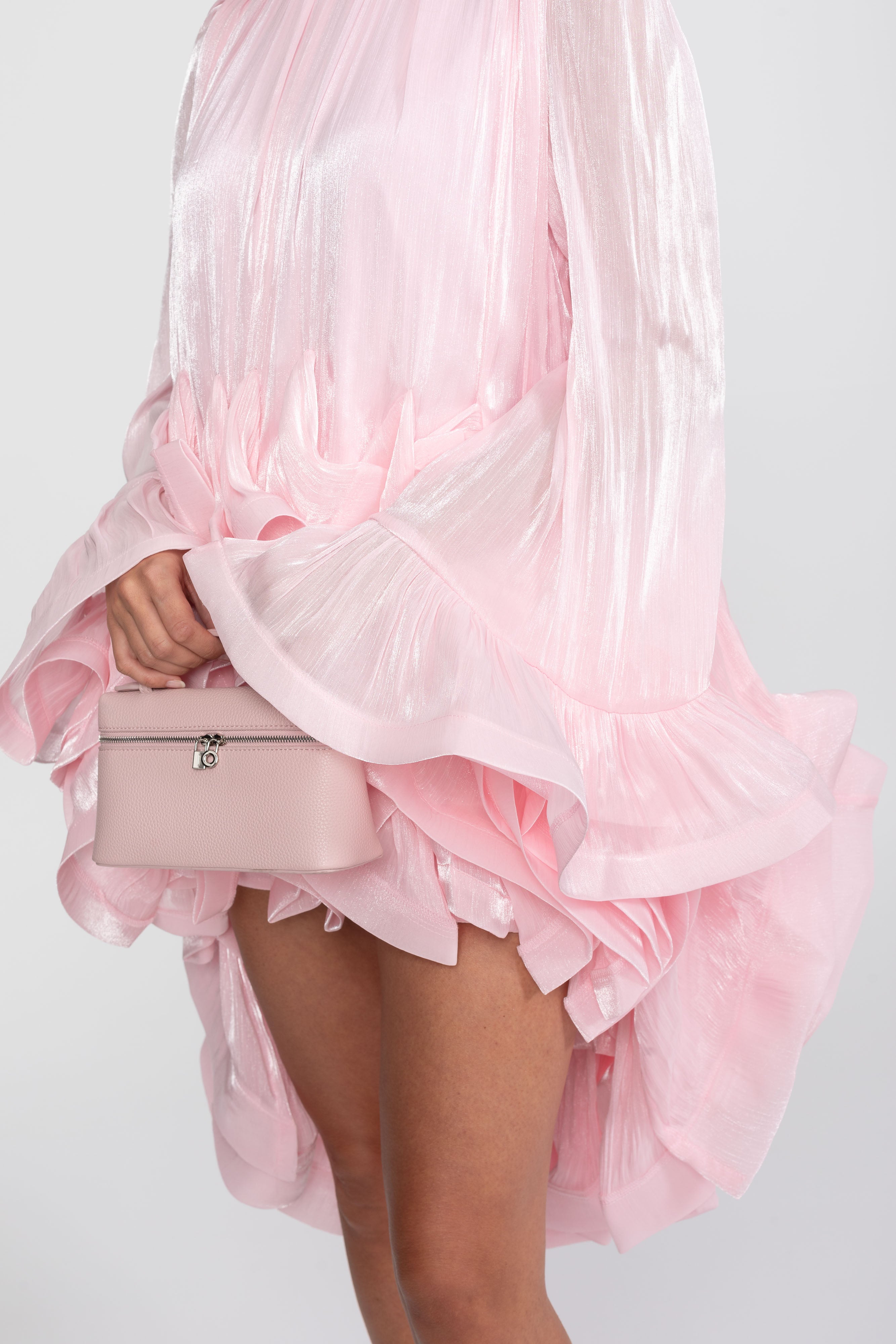 Mini abito con orlo asimmetrico con volant e finitura satinata - Rosa
