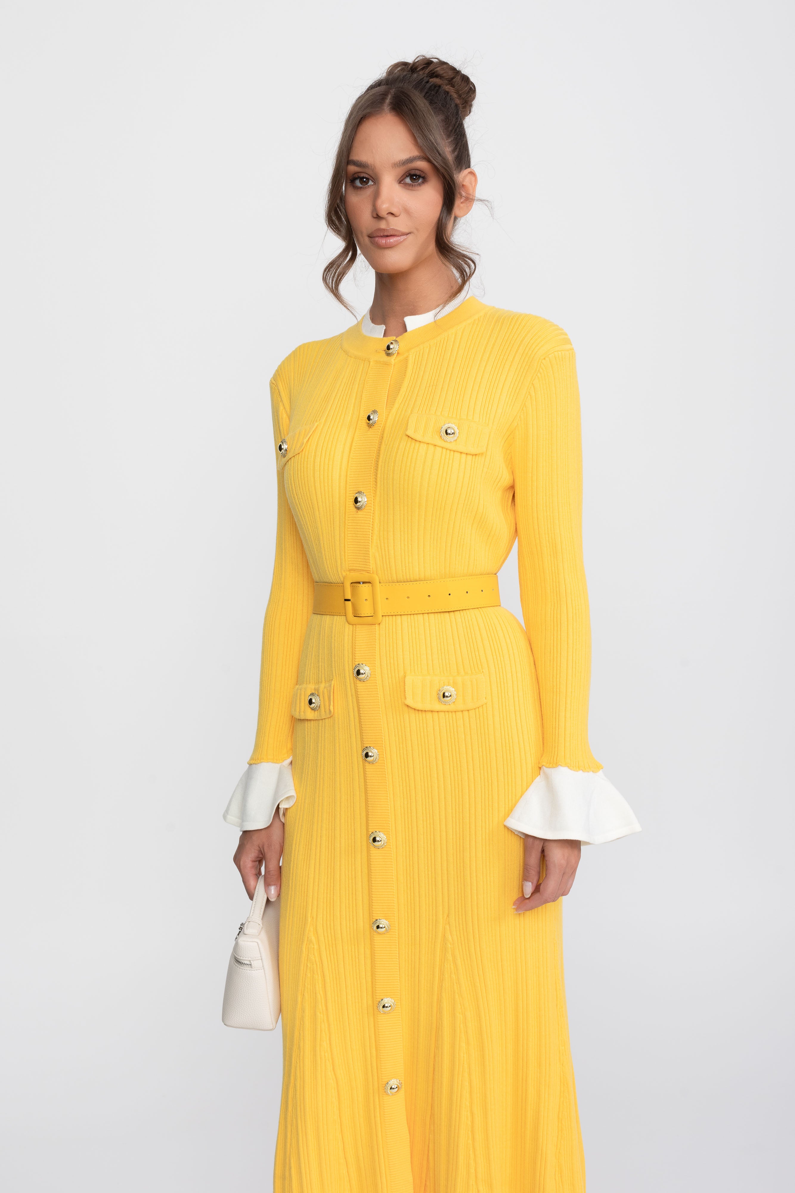 Abito Midi in Maglia a Coste con Cintura, Polsini e Colletto Bianchi - Giallo