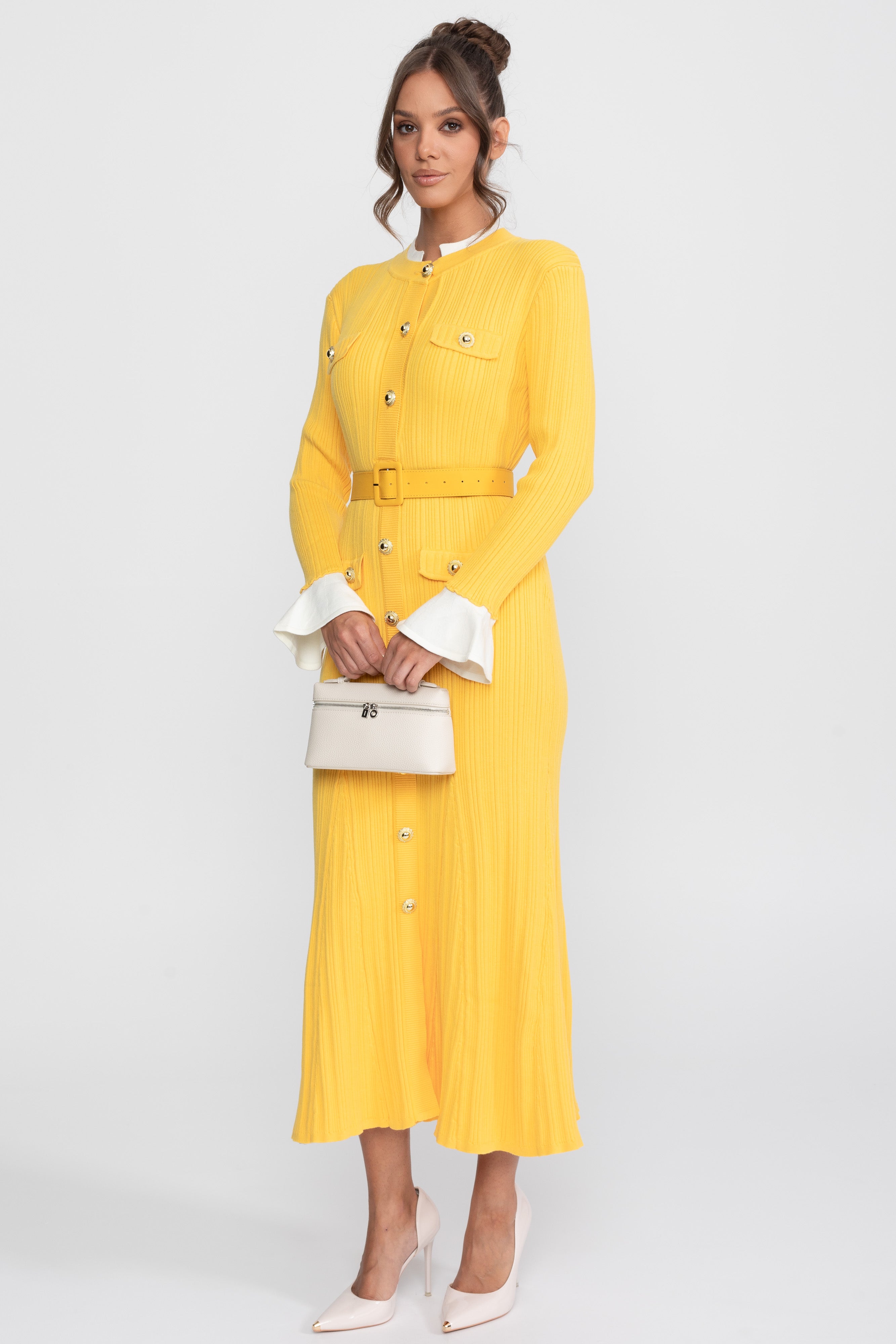 Abito Midi in Maglia a Coste con Cintura, Polsini e Colletto Bianchi - Giallo