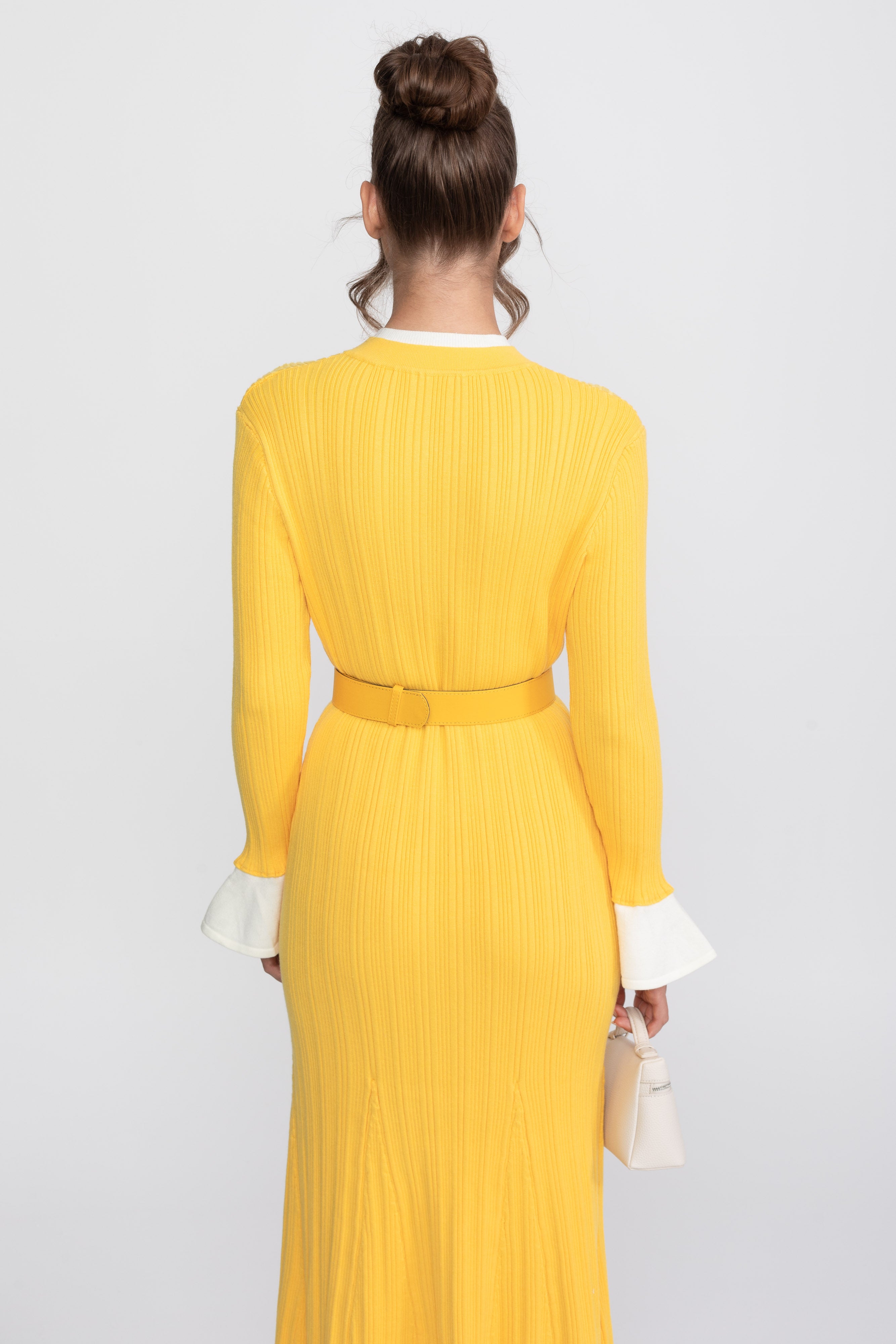 Abito Midi in Maglia a Coste con Cintura, Polsini e Colletto Bianchi - Giallo