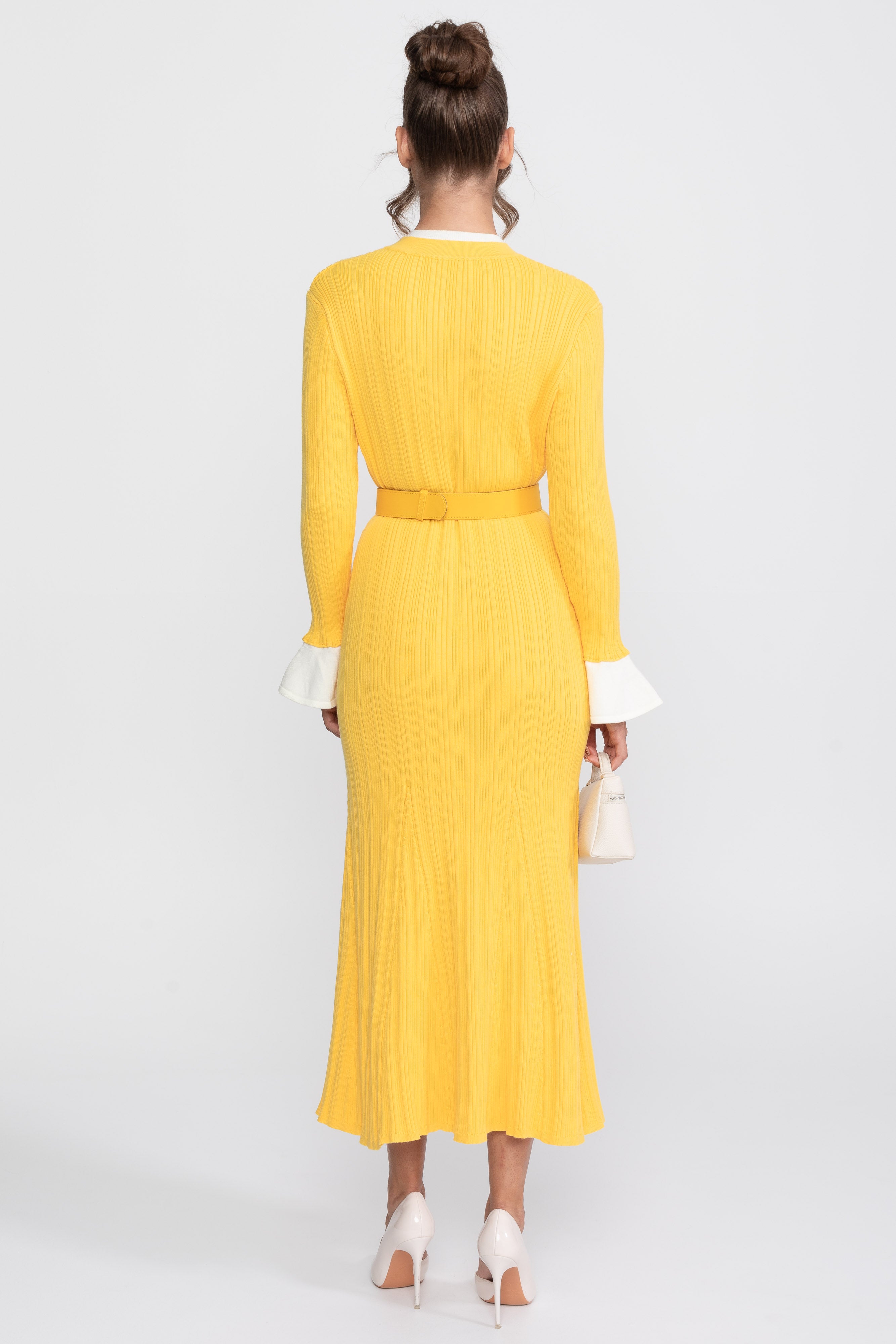 Abito Midi in Maglia a Coste con Cintura, Polsini e Colletto Bianchi - Giallo