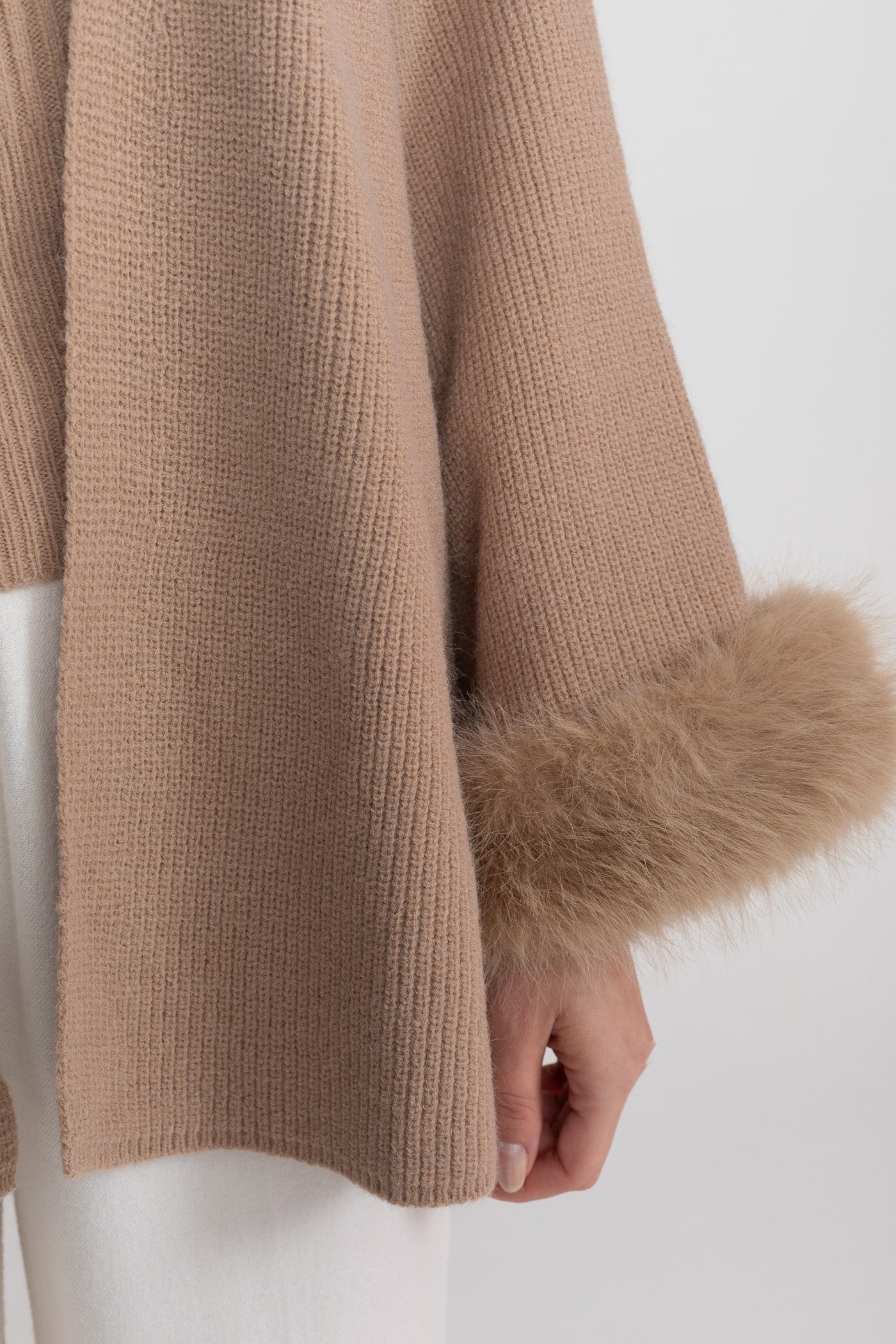 Completo in Maglia Due Pezzi con Decorazioni in Cristallo e Polsini Rifiniti - Beige