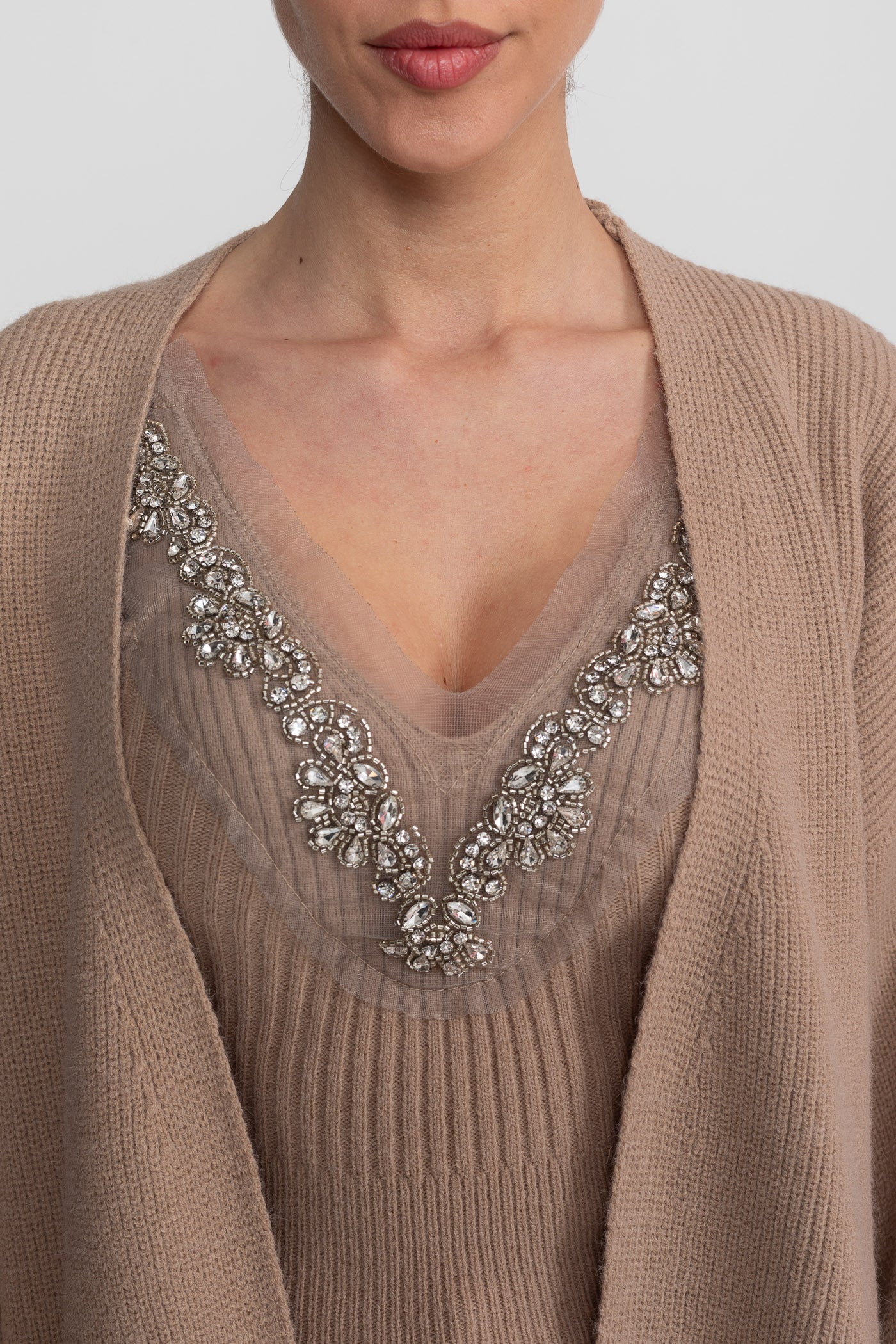 Completo in Maglia Due Pezzi con Decorazioni in Cristallo e Polsini Rifiniti - Beige