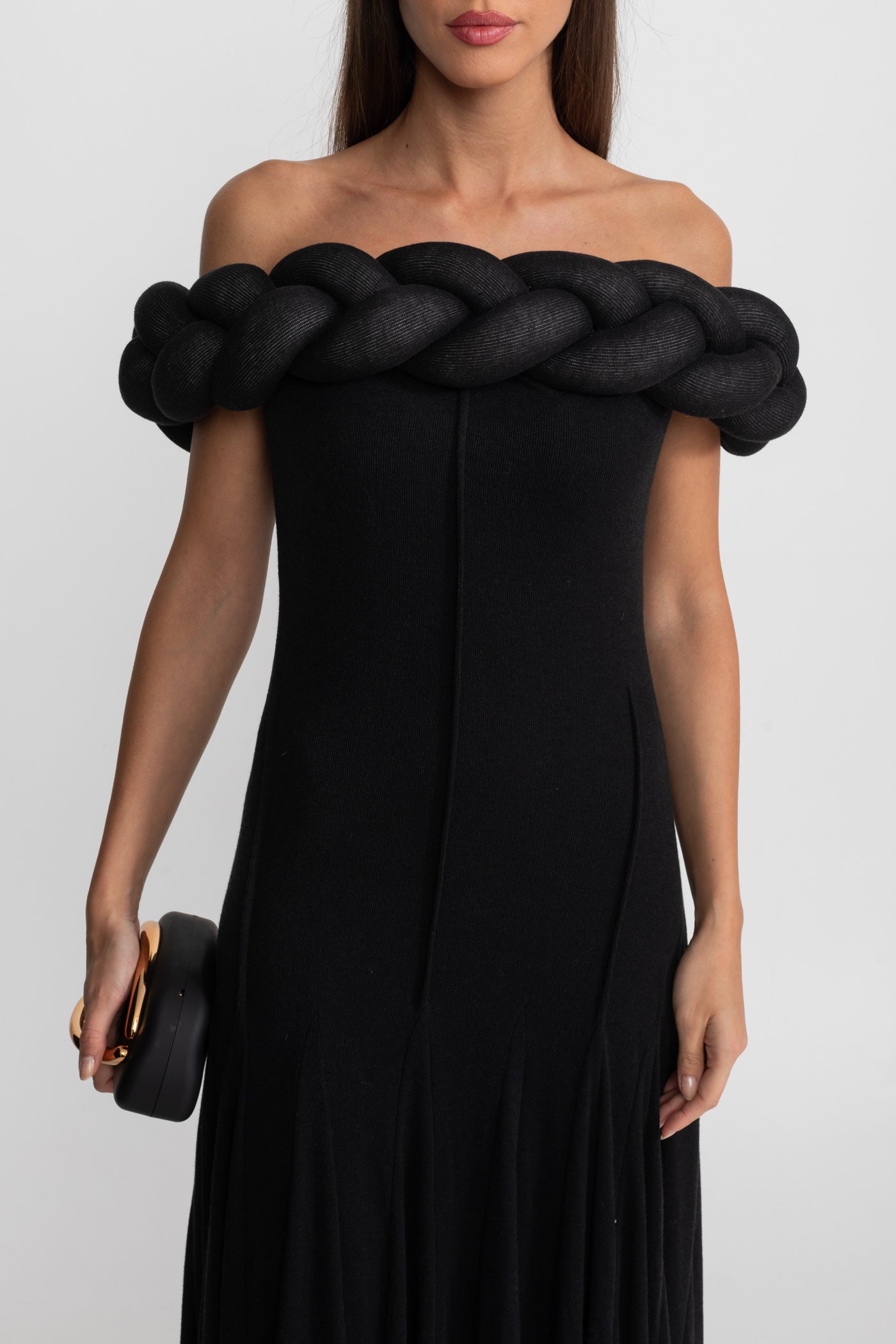 Abito lungo con scollo intrecciato e spalle scoperte – Nero