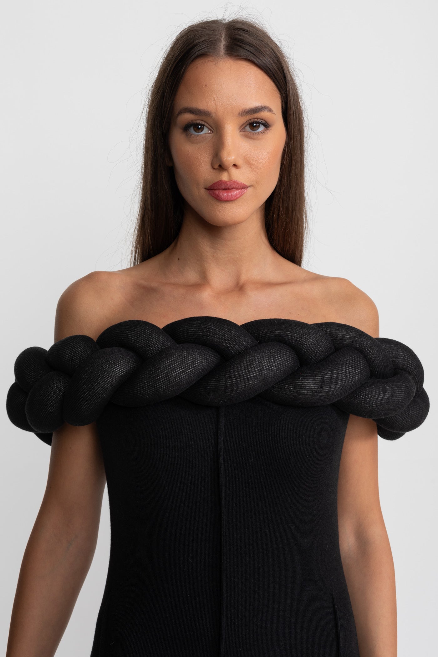 Abito lungo con scollo intrecciato e spalle scoperte – Nero
