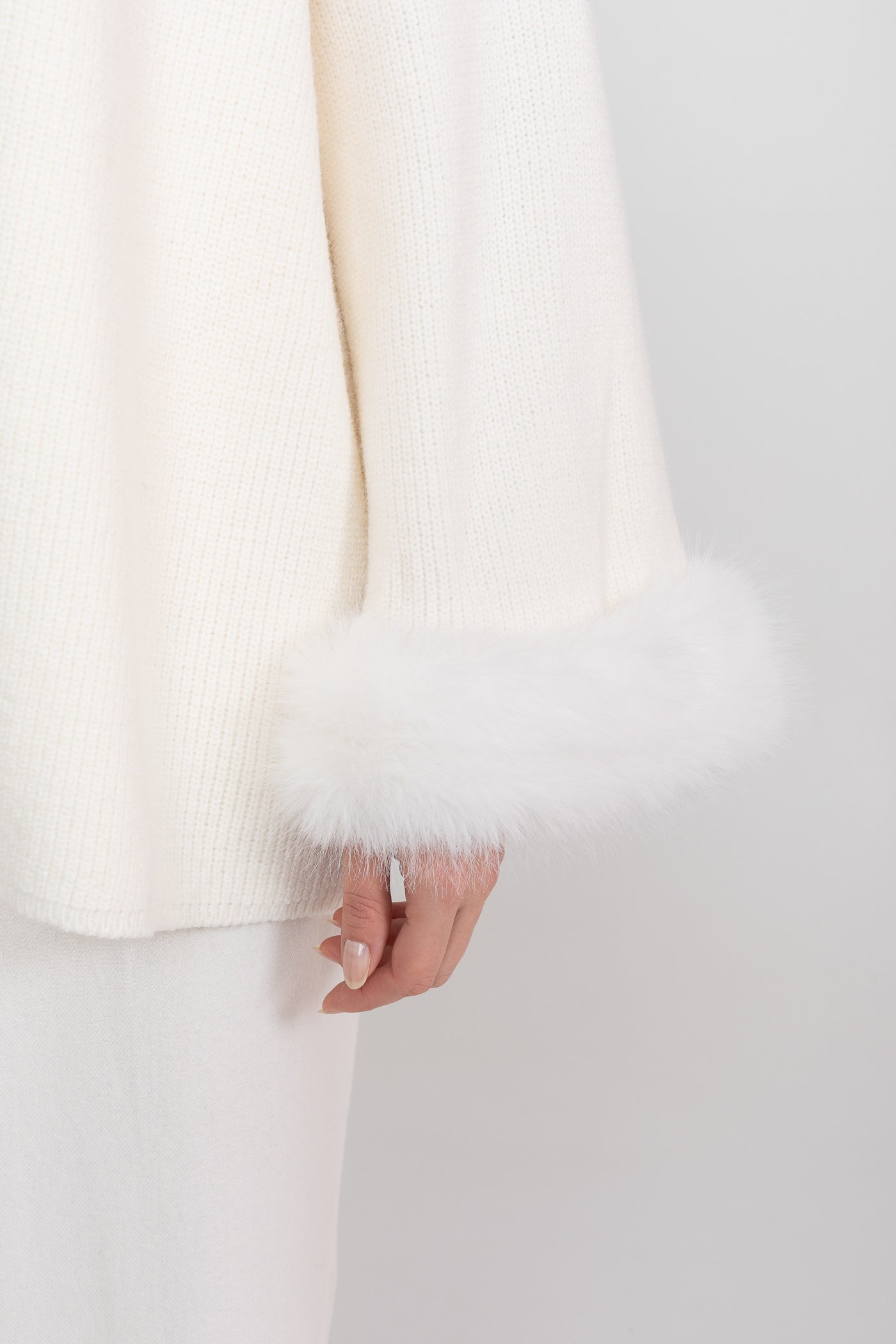 Completo a Due Pezzi in Maglia con Decorazioni in Cristallo e Polsini Rifiniti - Bianco