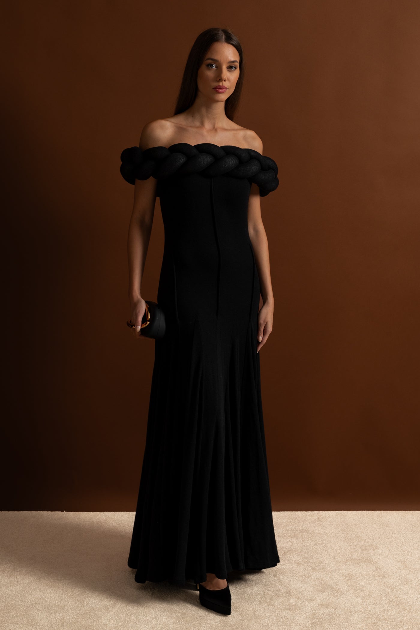 Abito lungo con scollo intrecciato e spalle scoperte – Nero