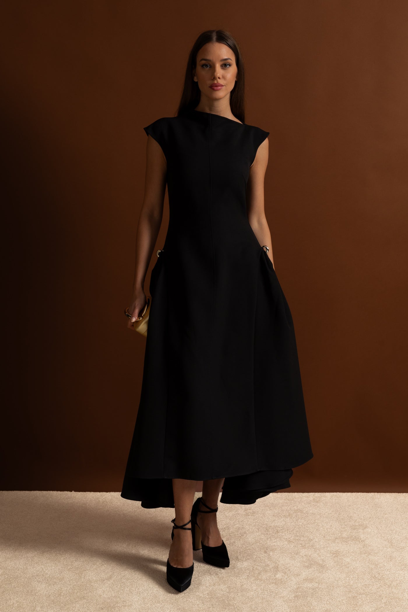 Abito Midi Strutturato con Orlo Asimmetrico e Dettagli in Metallo - Nero