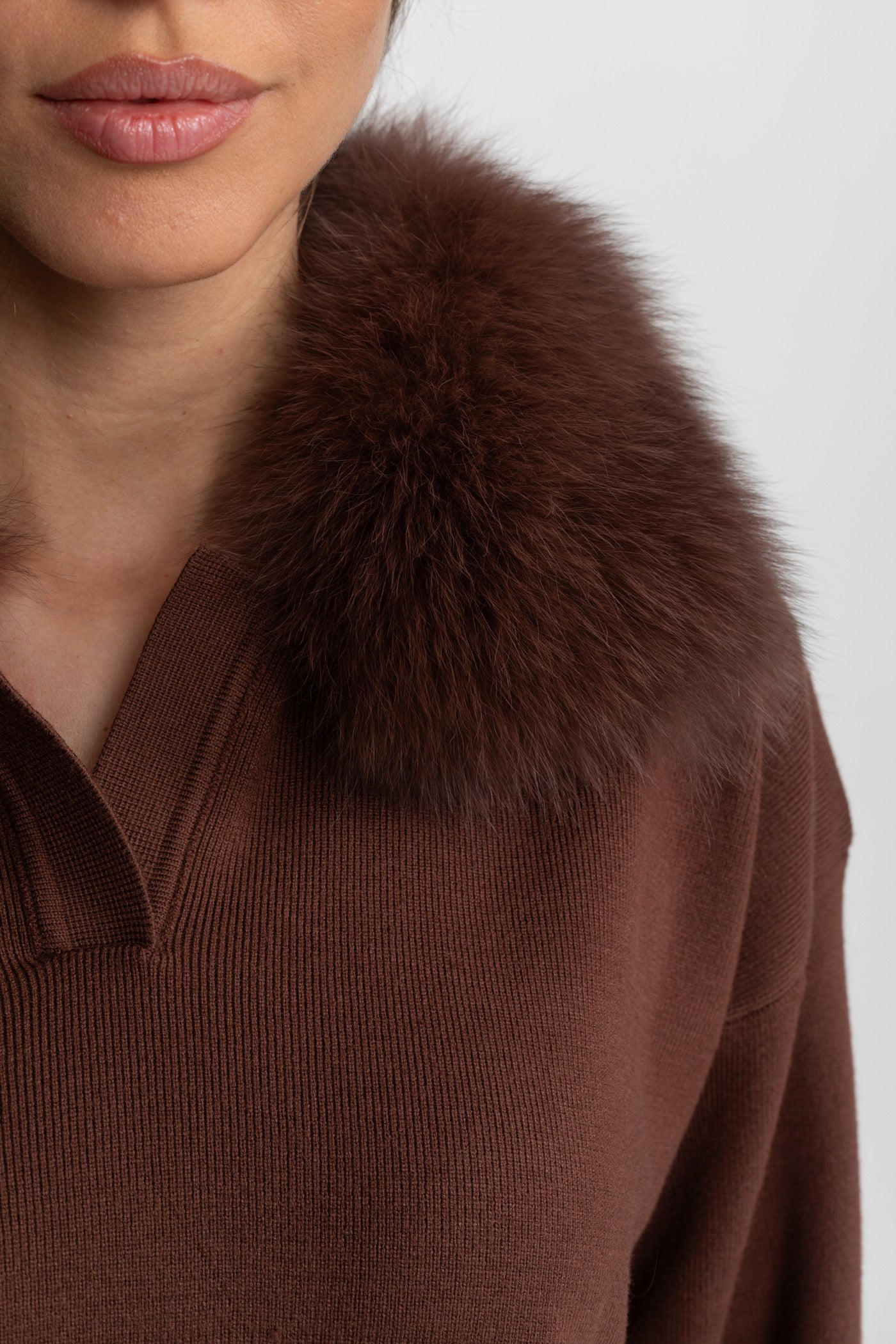Set Coordinato Lounge in Maglia con Colletto in Pelliccia di Volpe – Marrone