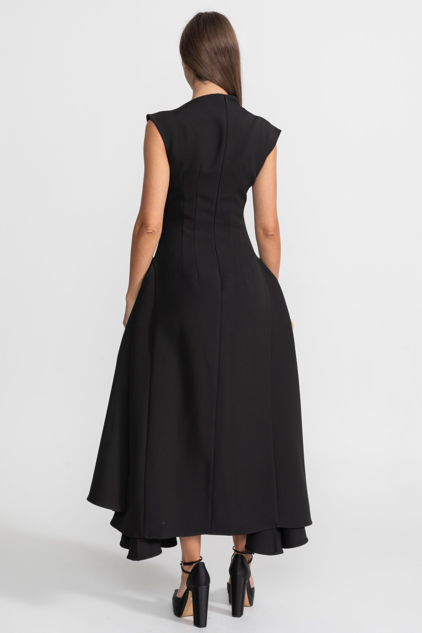 Abito Midi Strutturato con Orlo Asimmetrico e Dettagli in Metallo - Nero