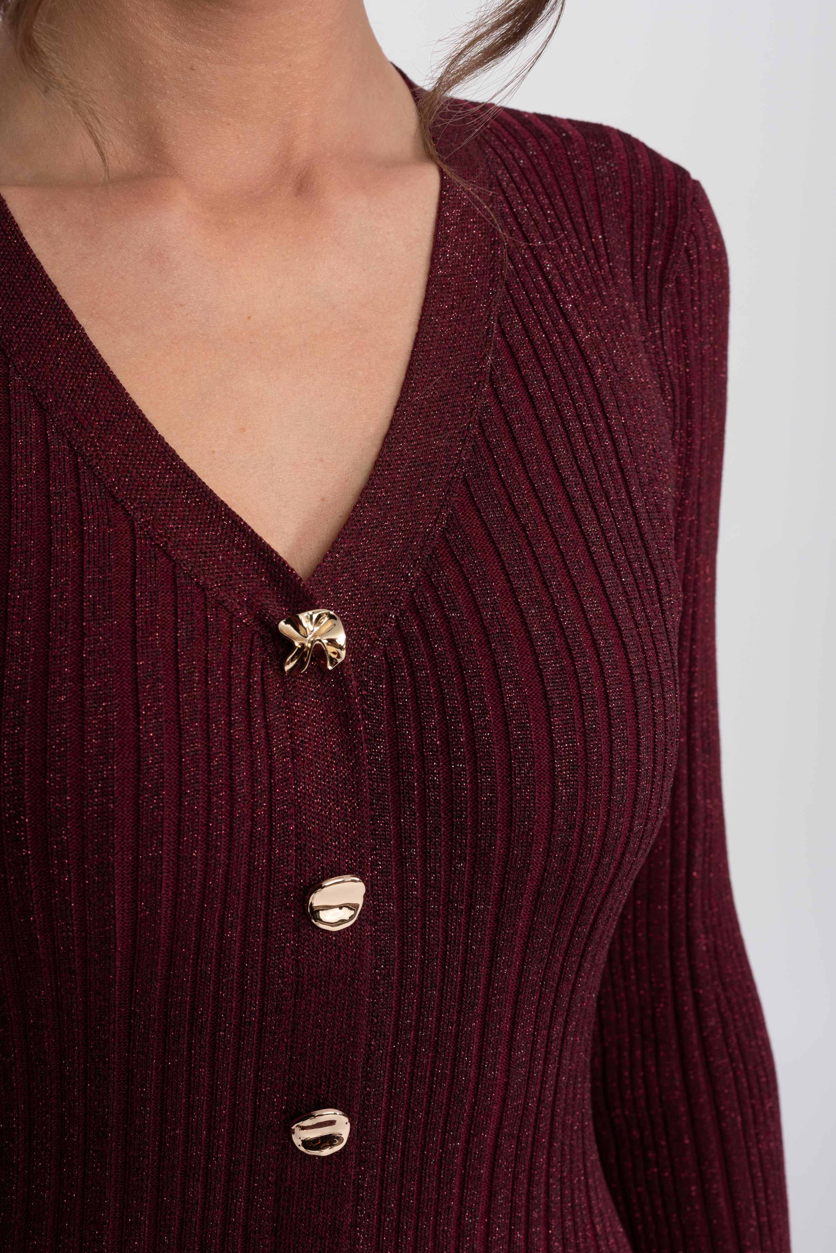 Abito maxi in maglia a costine con scollo a V, bottoni frontali e polsini con volant - Burgundy