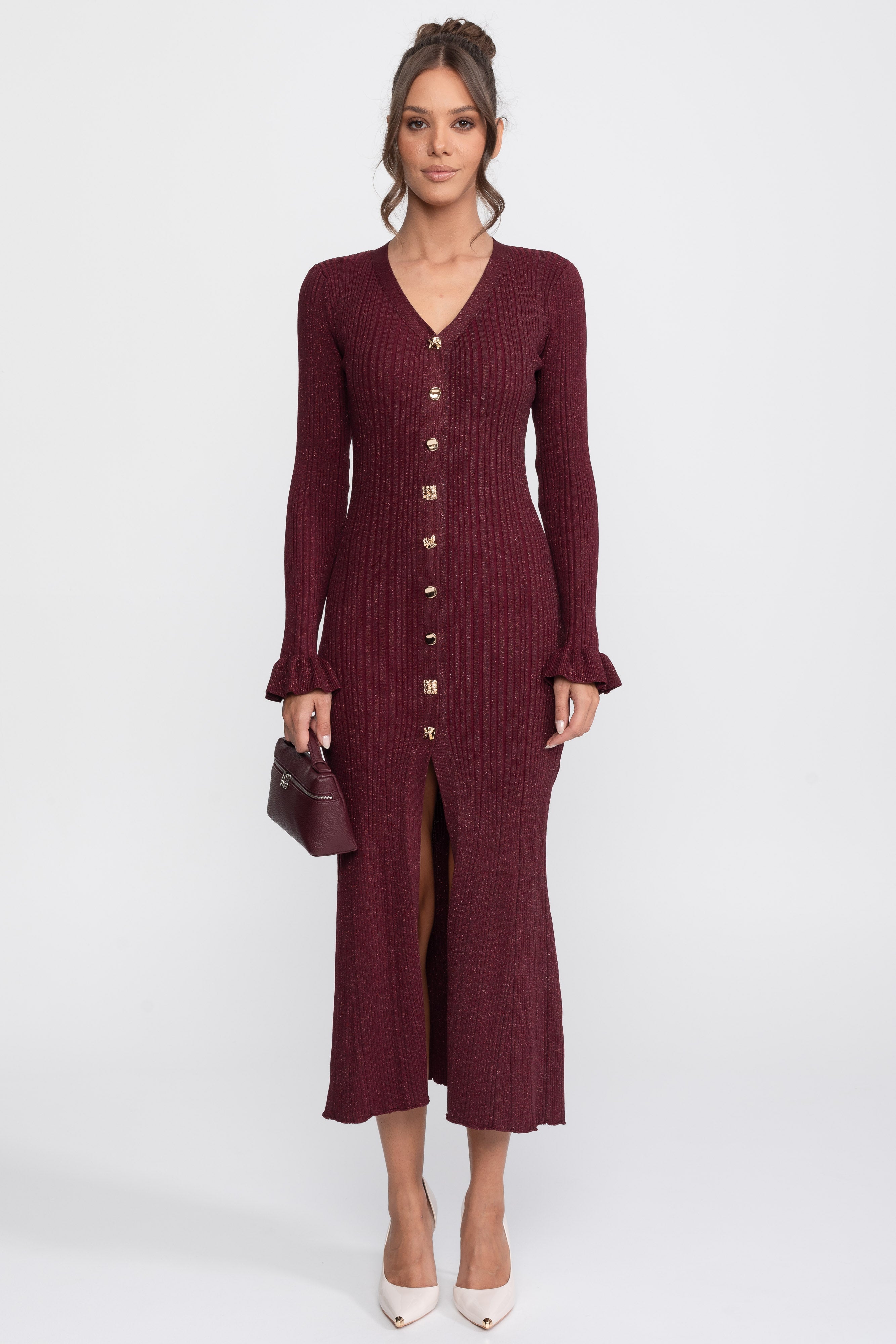 Abito maxi in maglia a costine con scollo a V, bottoni frontali e polsini con volant - Burgundy