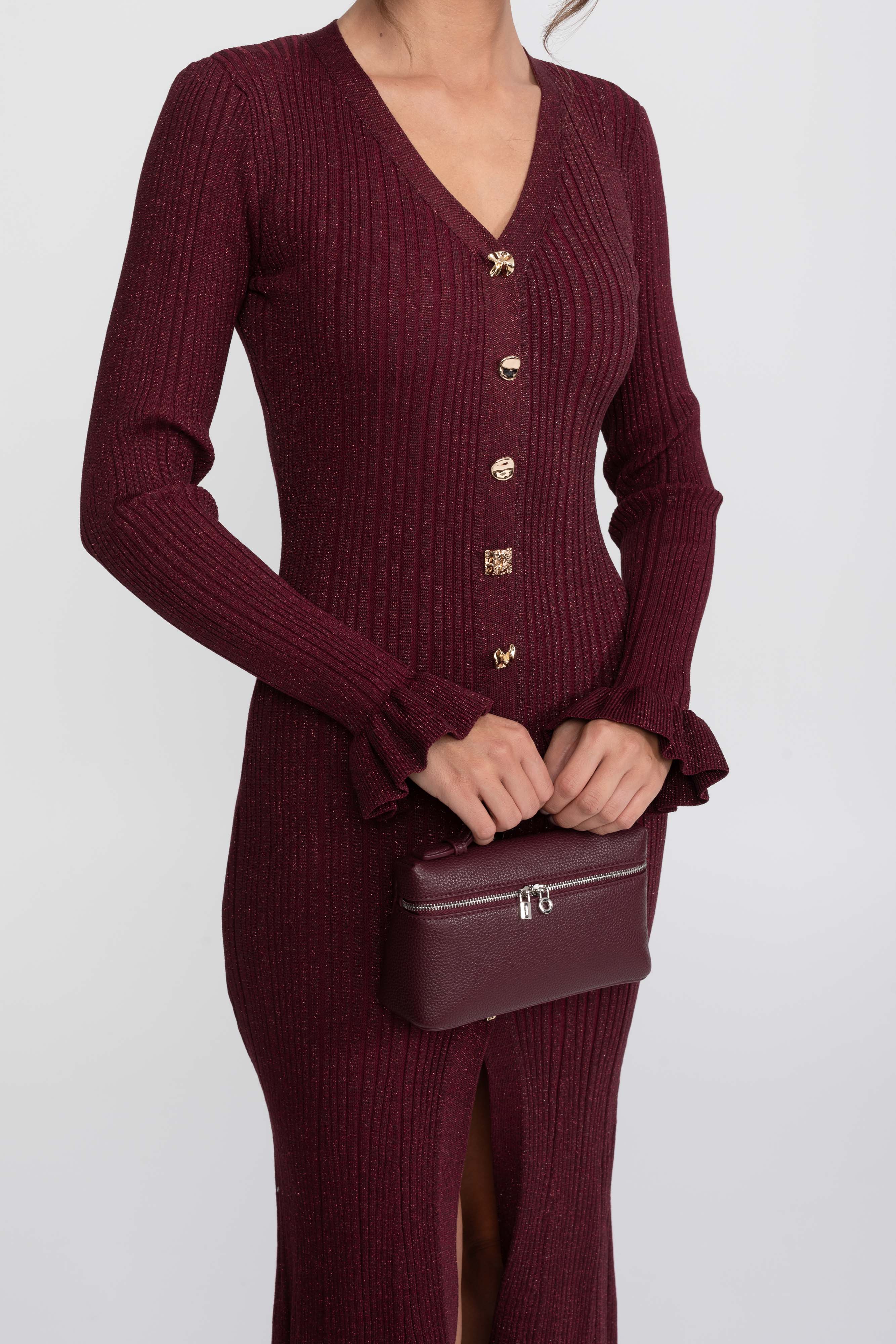 Abito maxi in maglia a costine con scollo a V, bottoni frontali e polsini con volant - Burgundy