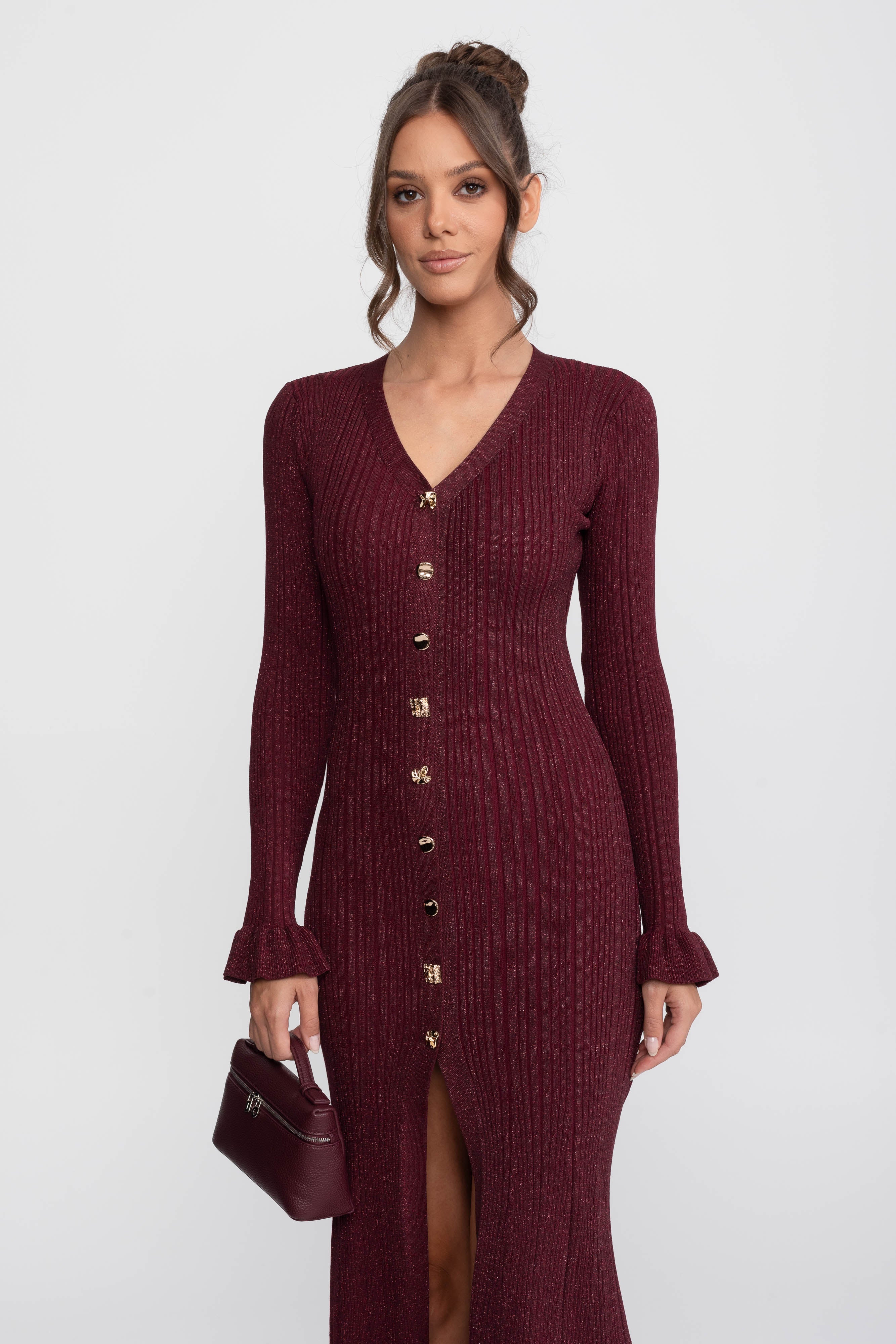 Abito maxi in maglia a costine con scollo a V, bottoni frontali e polsini con volant - Burgundy