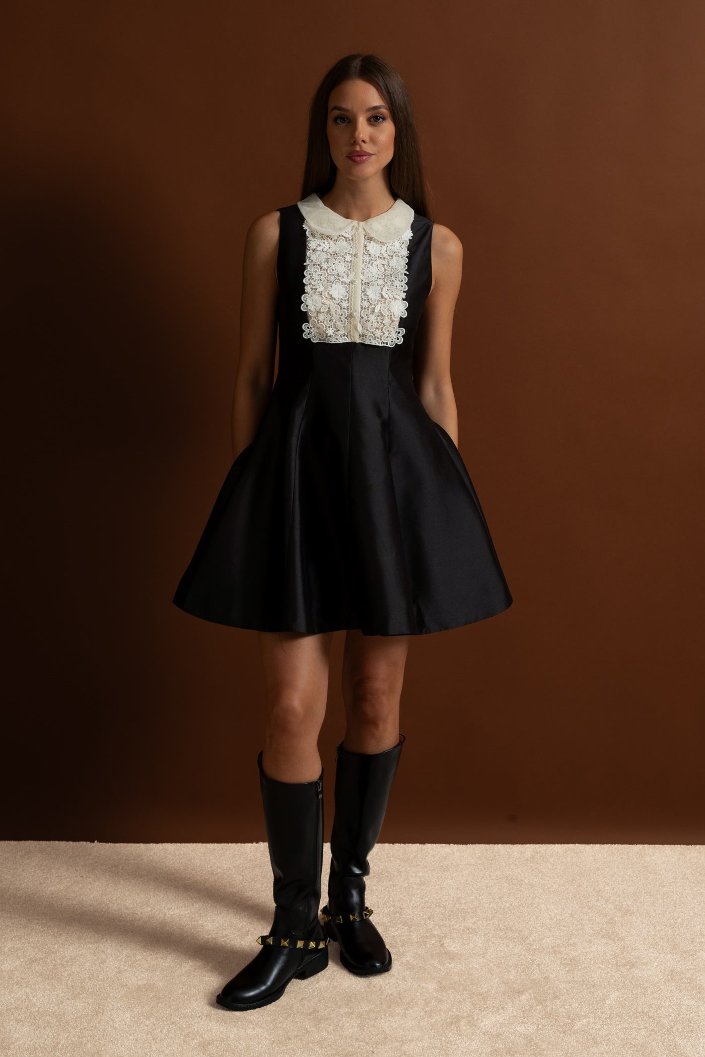 Abito Mini A-Line con Bavero in Pizzo – Nero