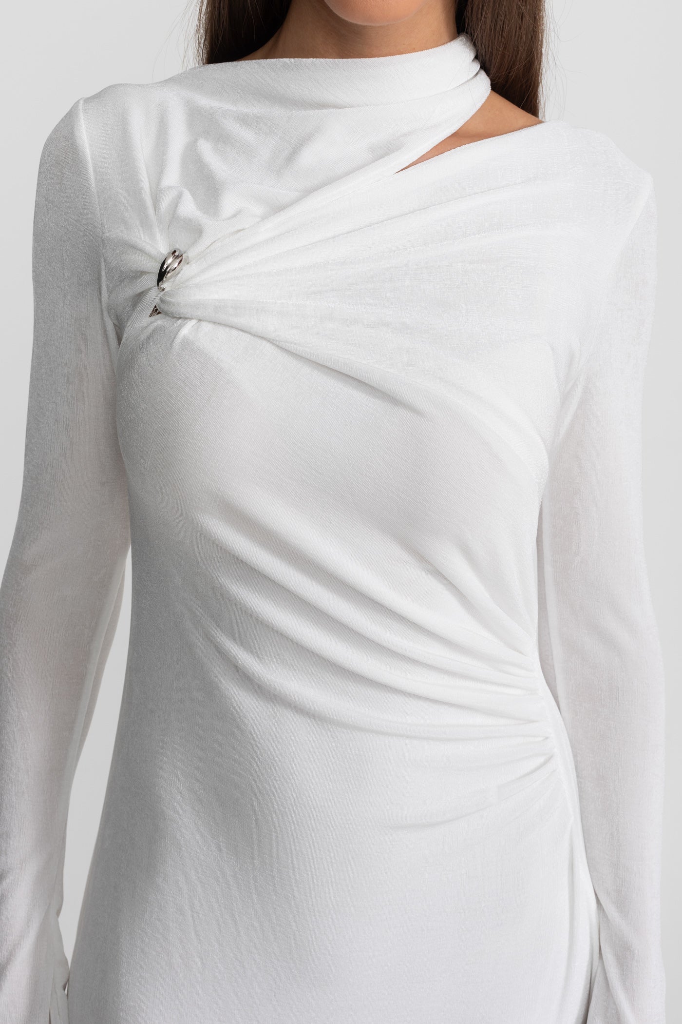 Abito lungo drappeggiato con cut-out e dettaglio elegante - Bianco