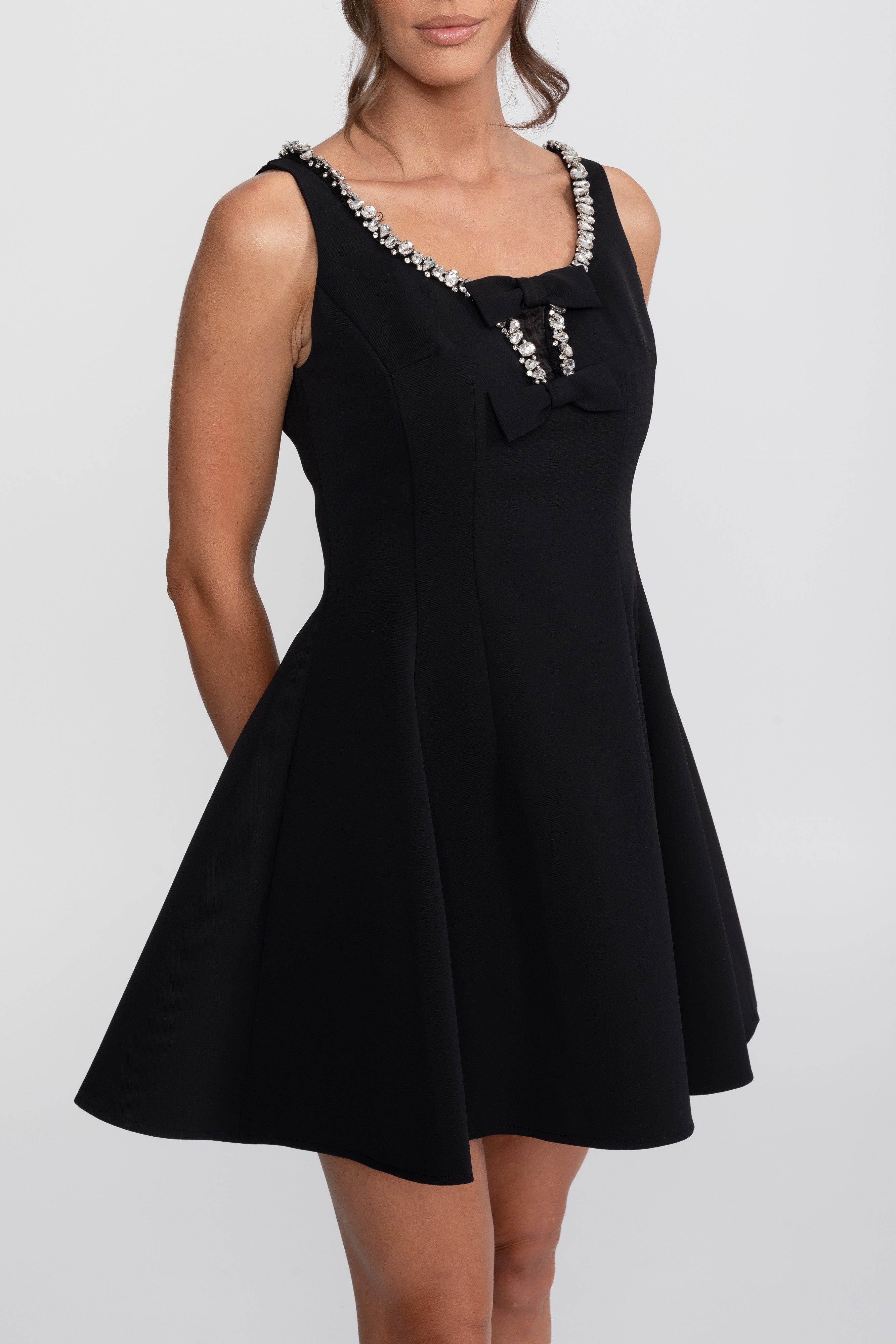 Abito Mini Fit-and-Flare con Rifiniture in Cristallo e Fiocchi sul Seno - Nero